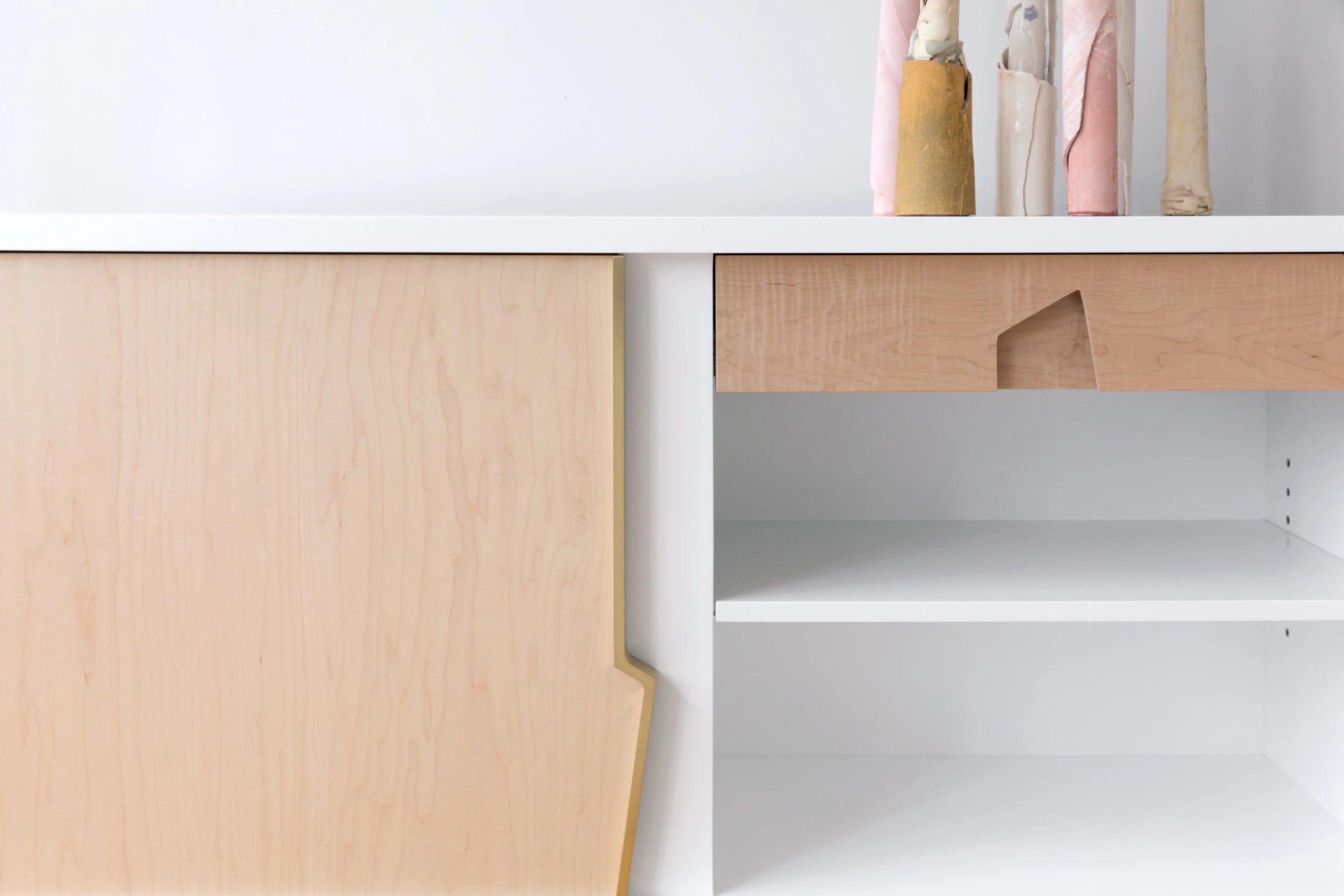 Halsey Fracture Cabinet in White Lacquer, Maple and Brass by Piet Houtenbos