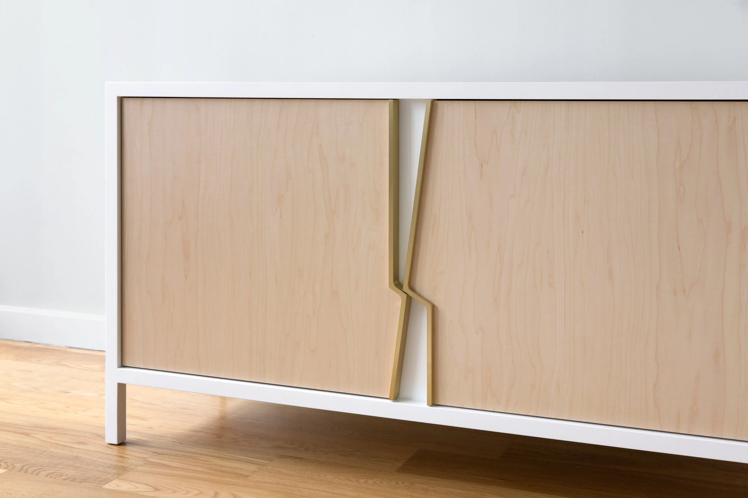 Halsey Fracture Cabinet in White Lacquer, Maple and Brass by Piet Houtenbos