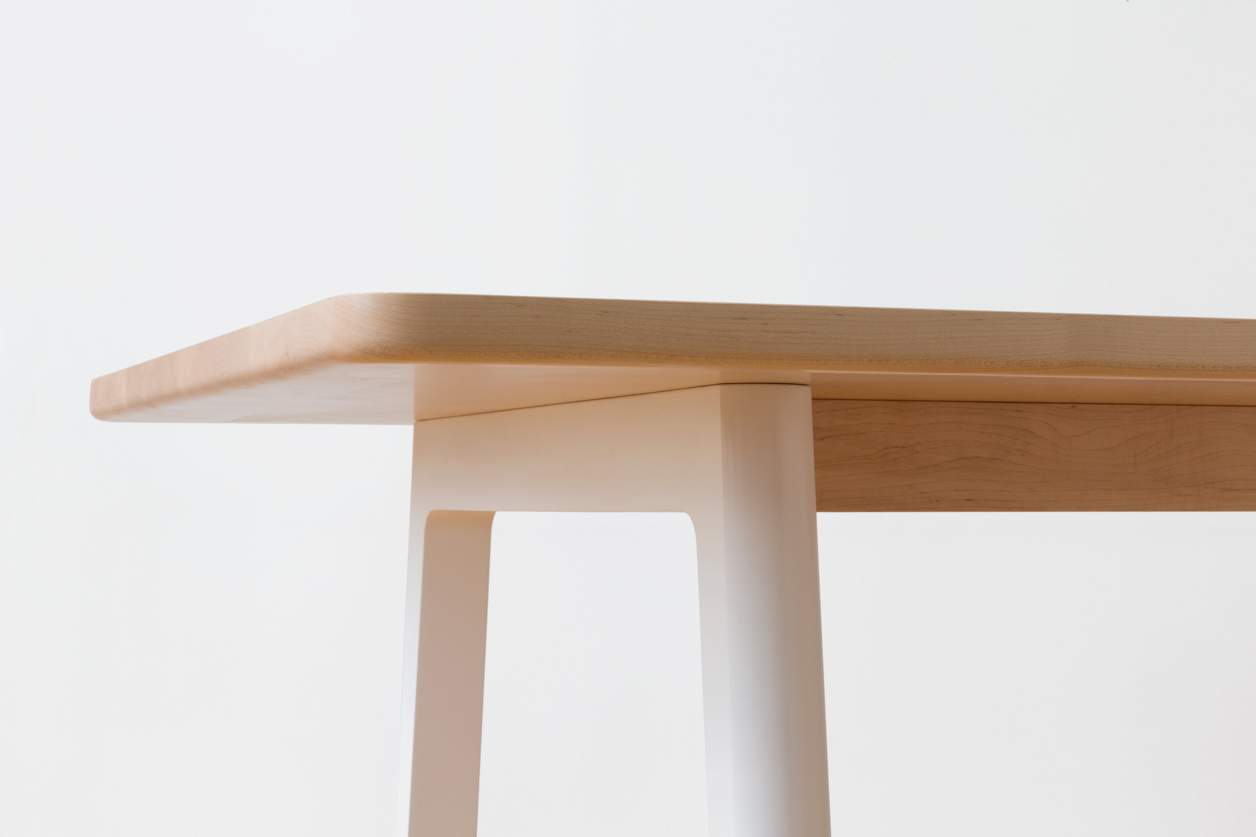 Silicon Seven Kitchen Table Detail in Maple, White Lacquer