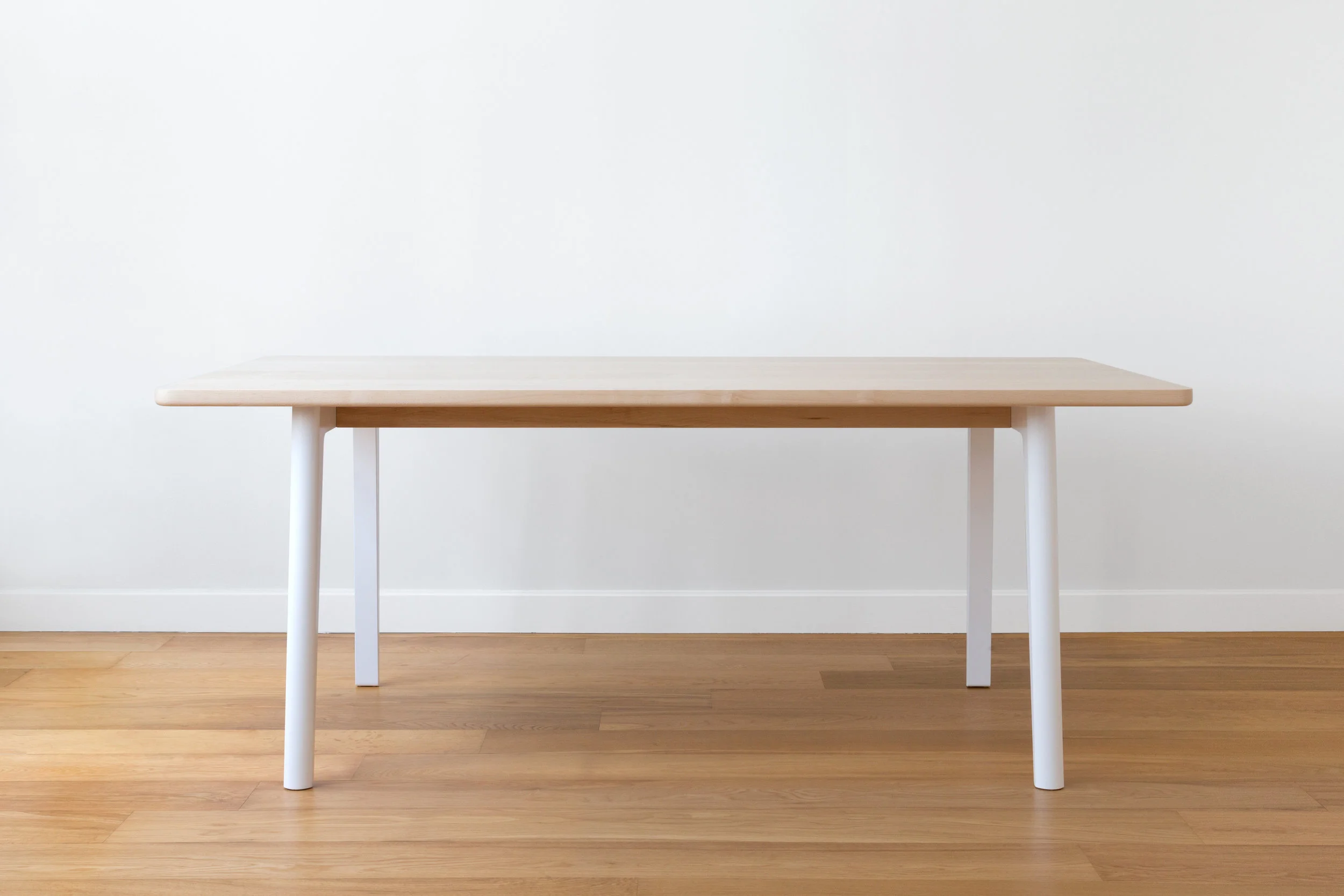 Silicon Seven Kitchen Table in Maple, White Lacquer