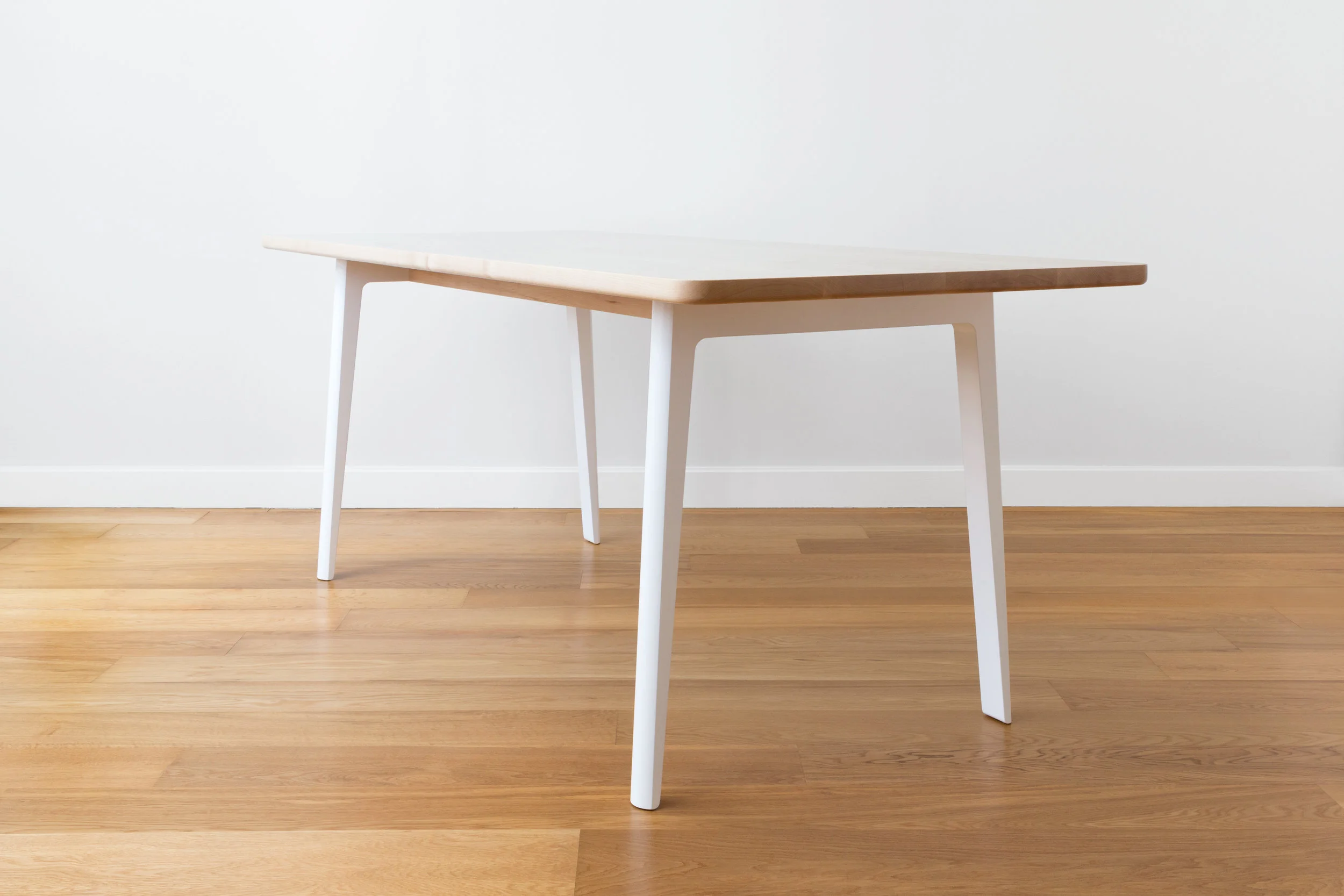 Silicon Seven Kitchen Table in Maple, White Lacquer