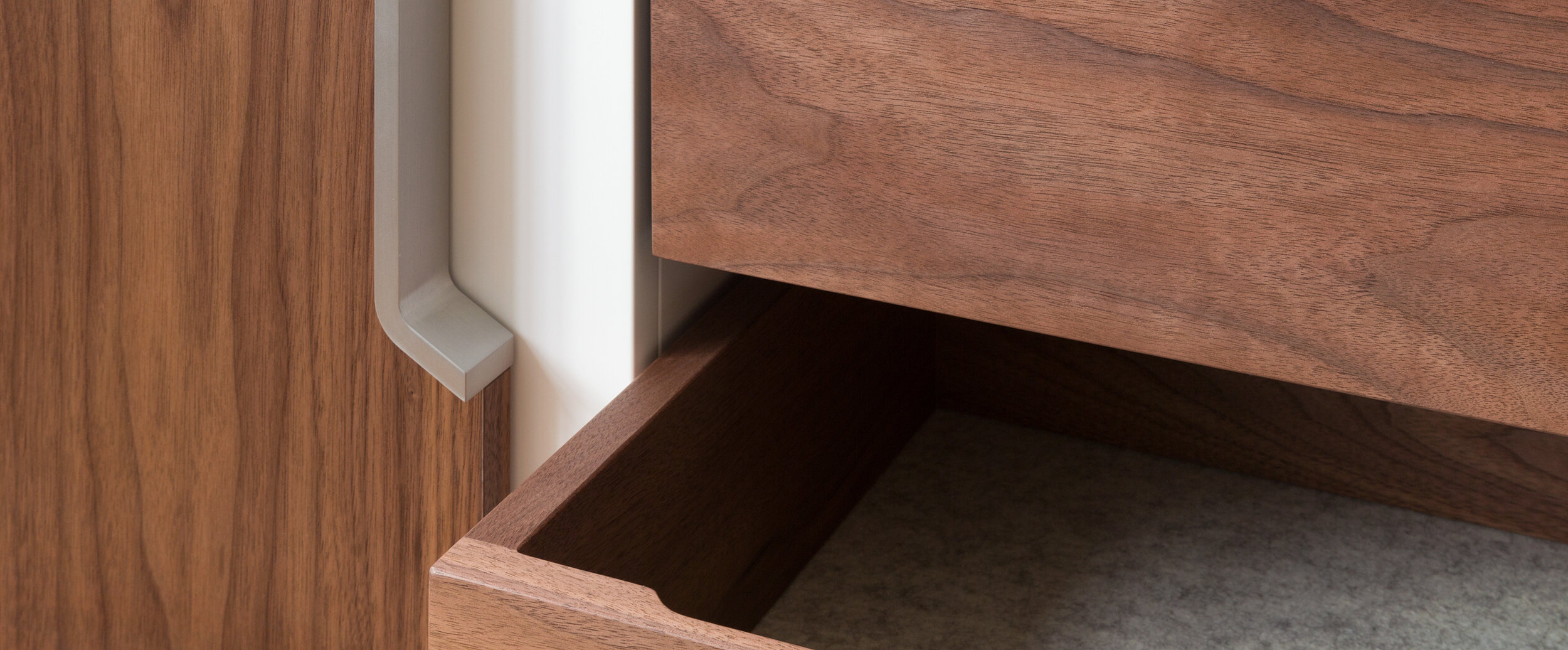 Halsey-Prime-Walnut-White-Detail.jpg