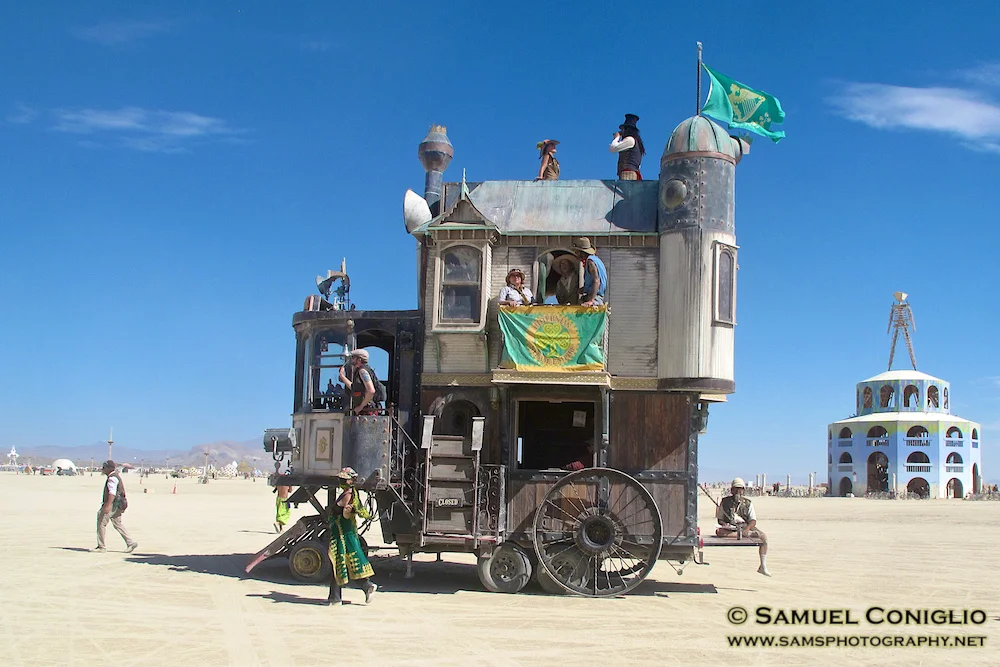 2012: Neverwas Haul shows its Hibernian flag.