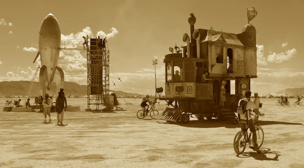 2009: Neverwas Haul encounters the Raygun Gothic Rocket Ship.