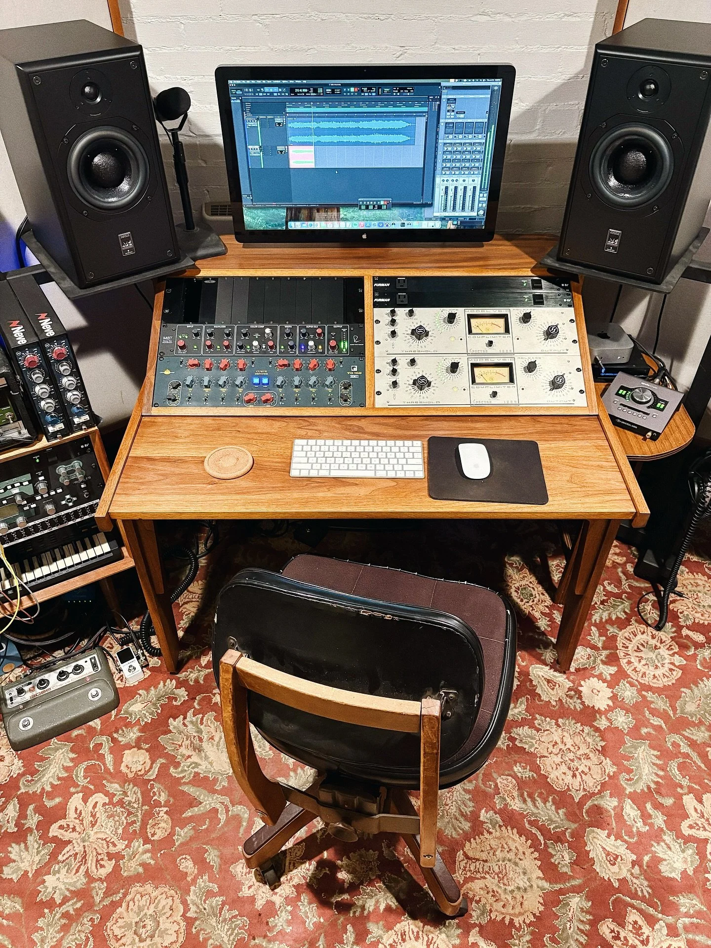 The coffee is hot and so are the masters this morning!!! I’ve had a couple drop by friends and clients and I really love having people listening to music from the ole dentist chair. Haha. Such a special room that feels and sounds so good. @brol