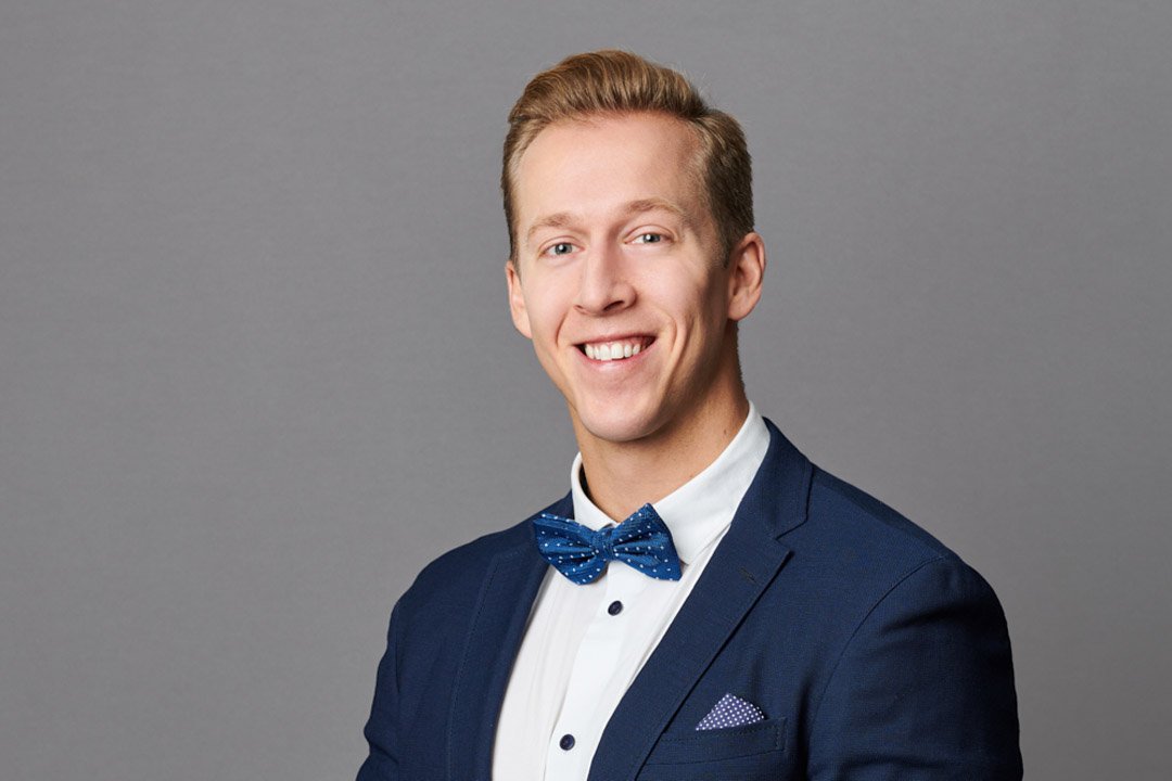 Yrityksen henkilökuva harmaalla taustalla.jpg