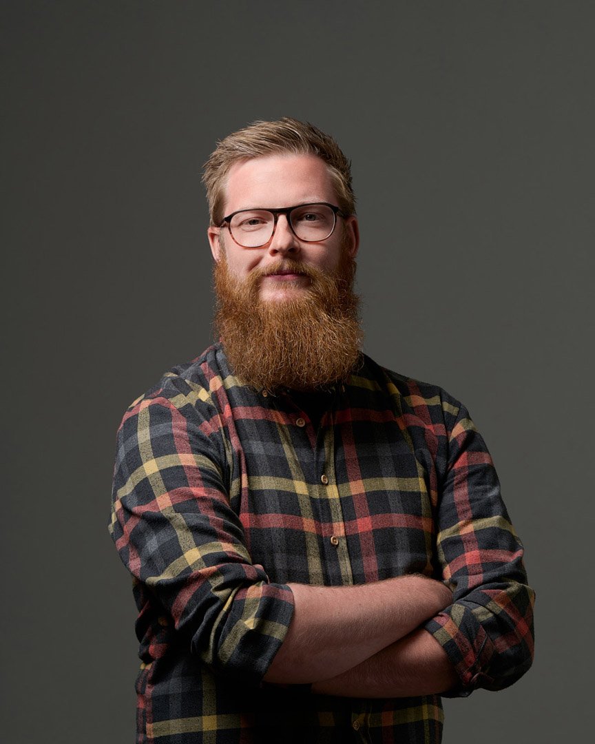 Panimomestari henkilökuva harmaa tausta.jpg