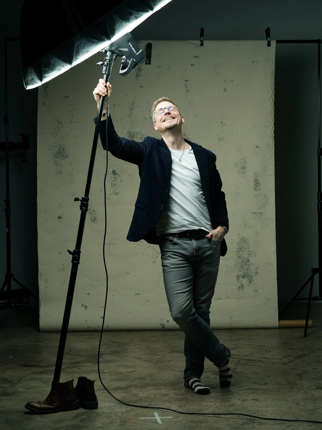 Valokuvaaja Lari Järnefelt nauraa studiolla, kuva: Pia Maria Rautio