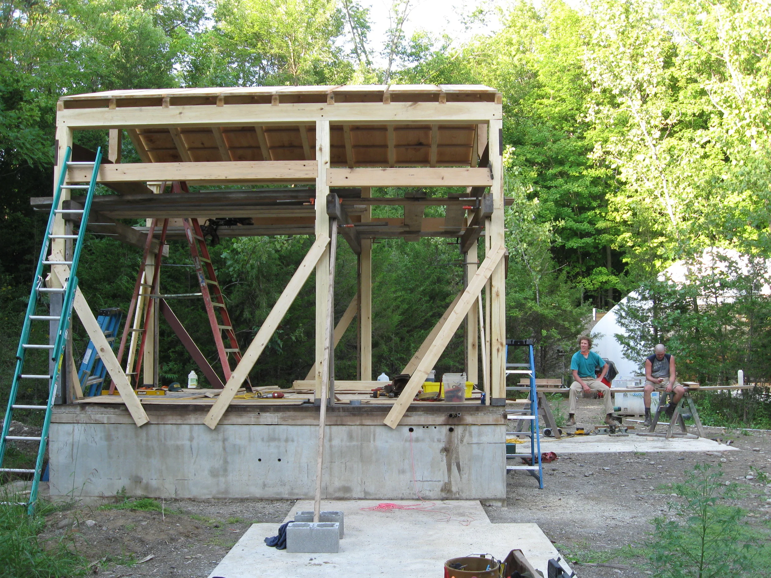  Diagonal bracing was eliminated, relying on the SIPs for shear strength, thus cleaning up the frame visually. 