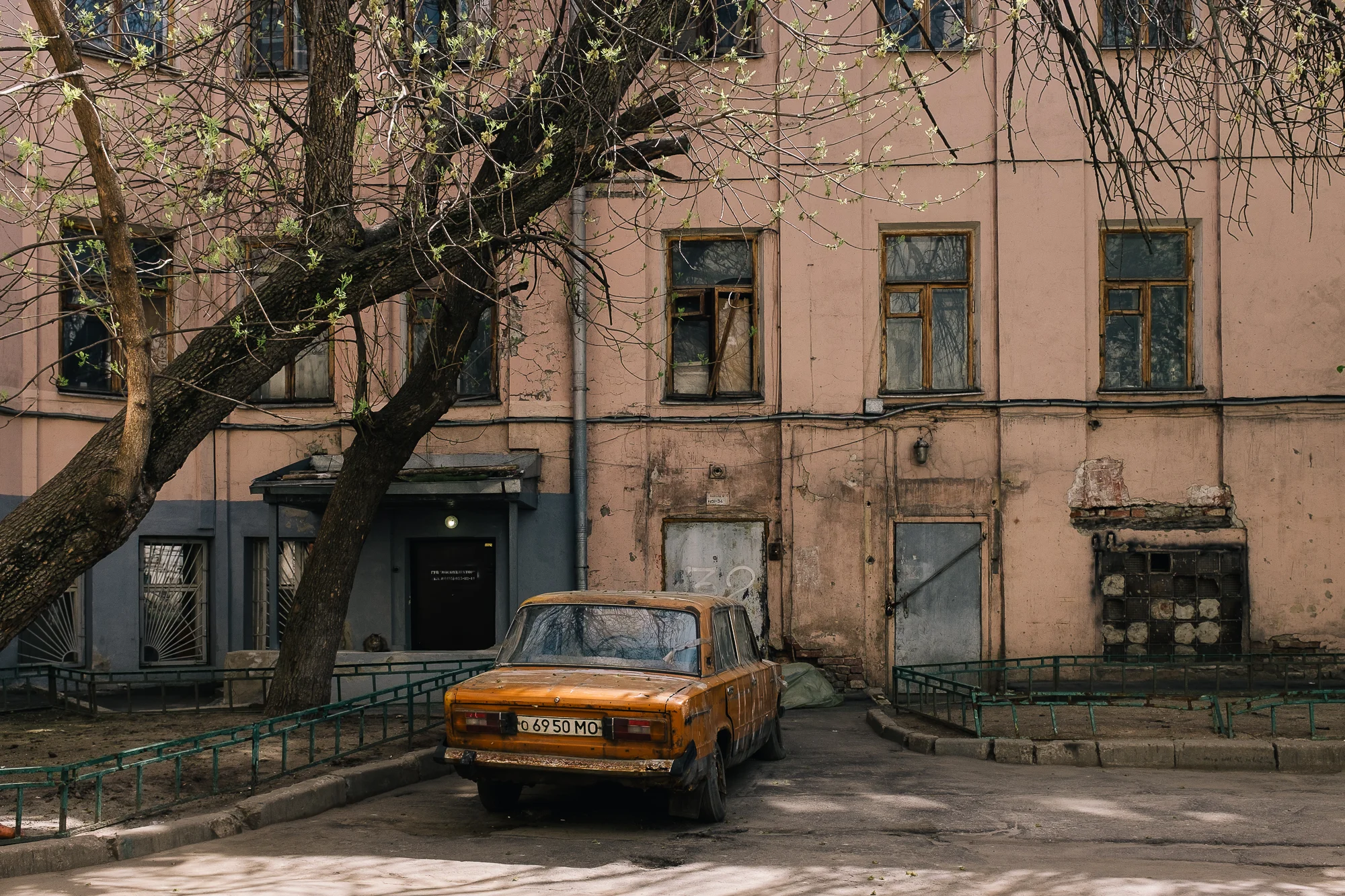 Les modèles de la marque Moskvitch, voiture typique sous l'URSS, sont encore très présentes sur les routes du pays. Faute d’argent ou par amour pour la marque certains modèles sont “modernisés” mais leur confort reste sommaire.