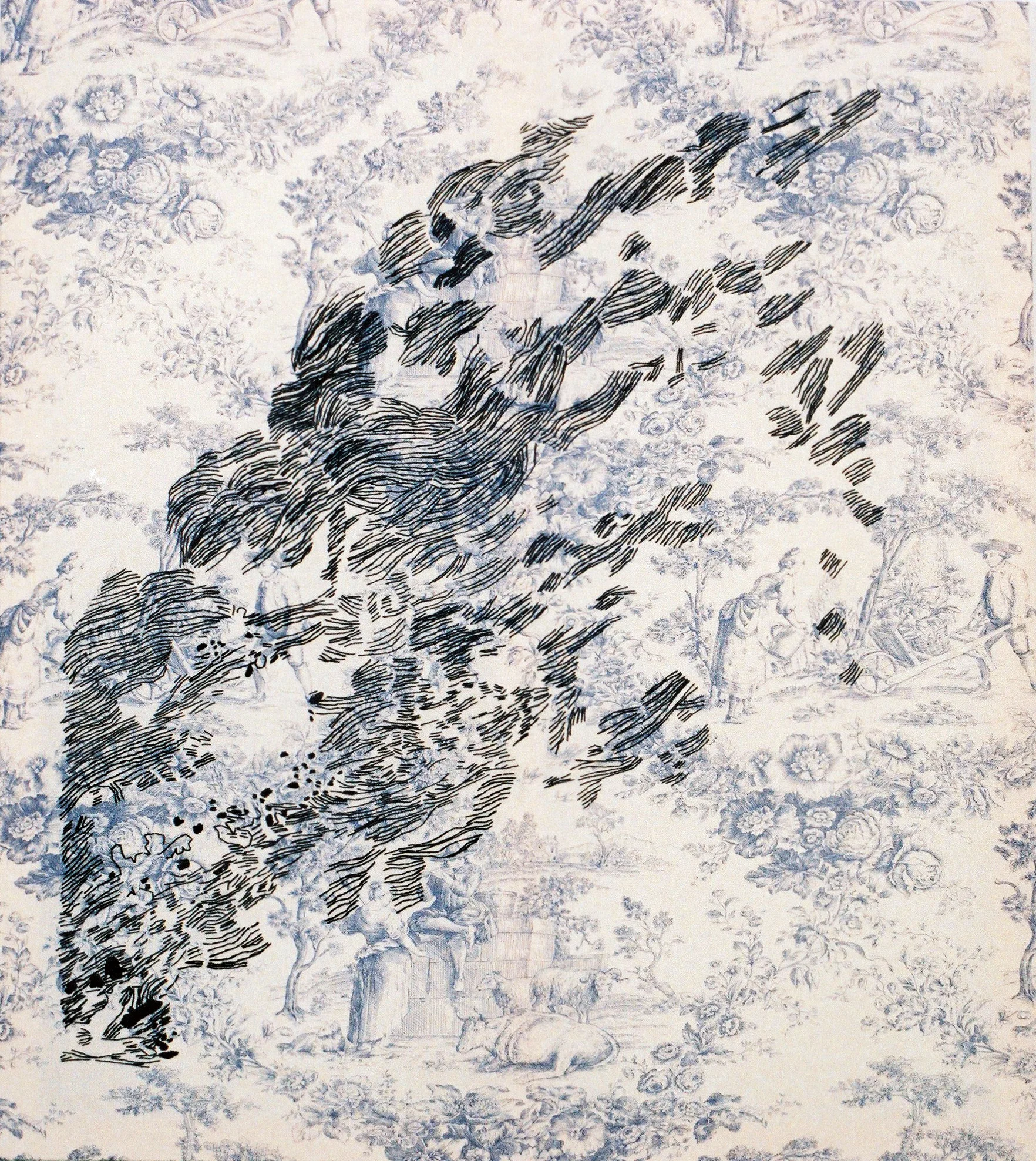 Ein Kunstwerk in Blau- und Weiß-Tönen, das einen Baum mit schwarzen Linien darstellt, überlagert auf einem Hintergrund mit Szenen des ländlichen Lebens und Blumenmustern.