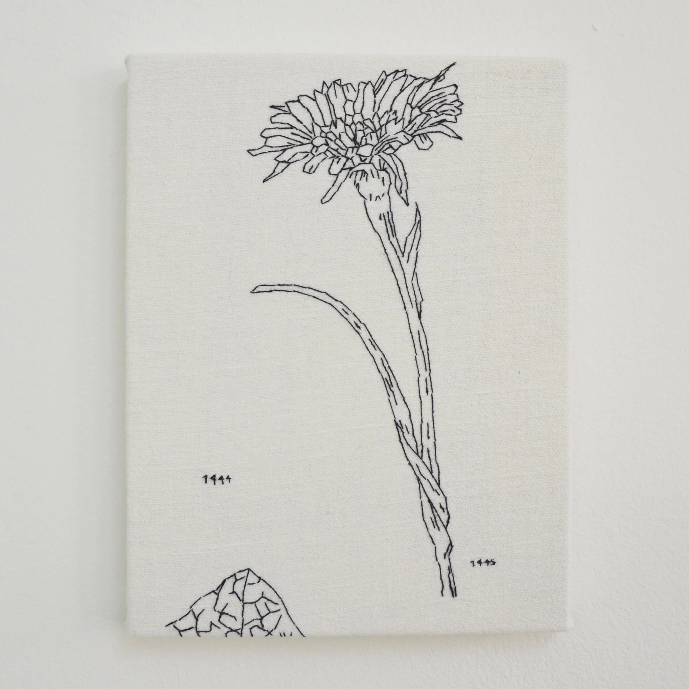 Linienzeichnung einer Blume, datiert 1914, auf weißem Hintergrund, kleine gezeichnete Blätter in der Ecke.