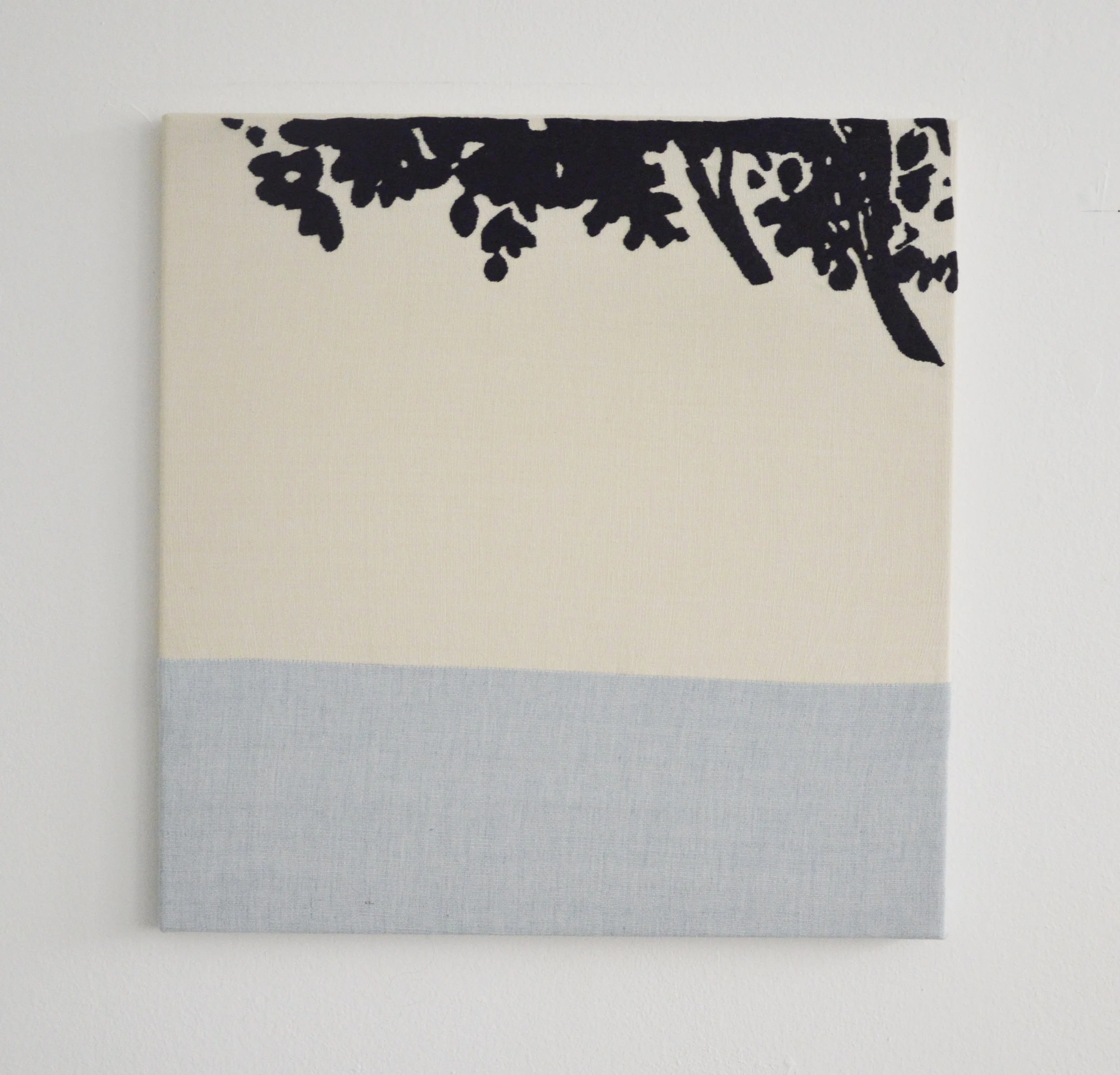 Leinwand mit stilisiertem schwarzen Baumzweig über cremefarbener und hellgrauer Hintergrundhälfte.