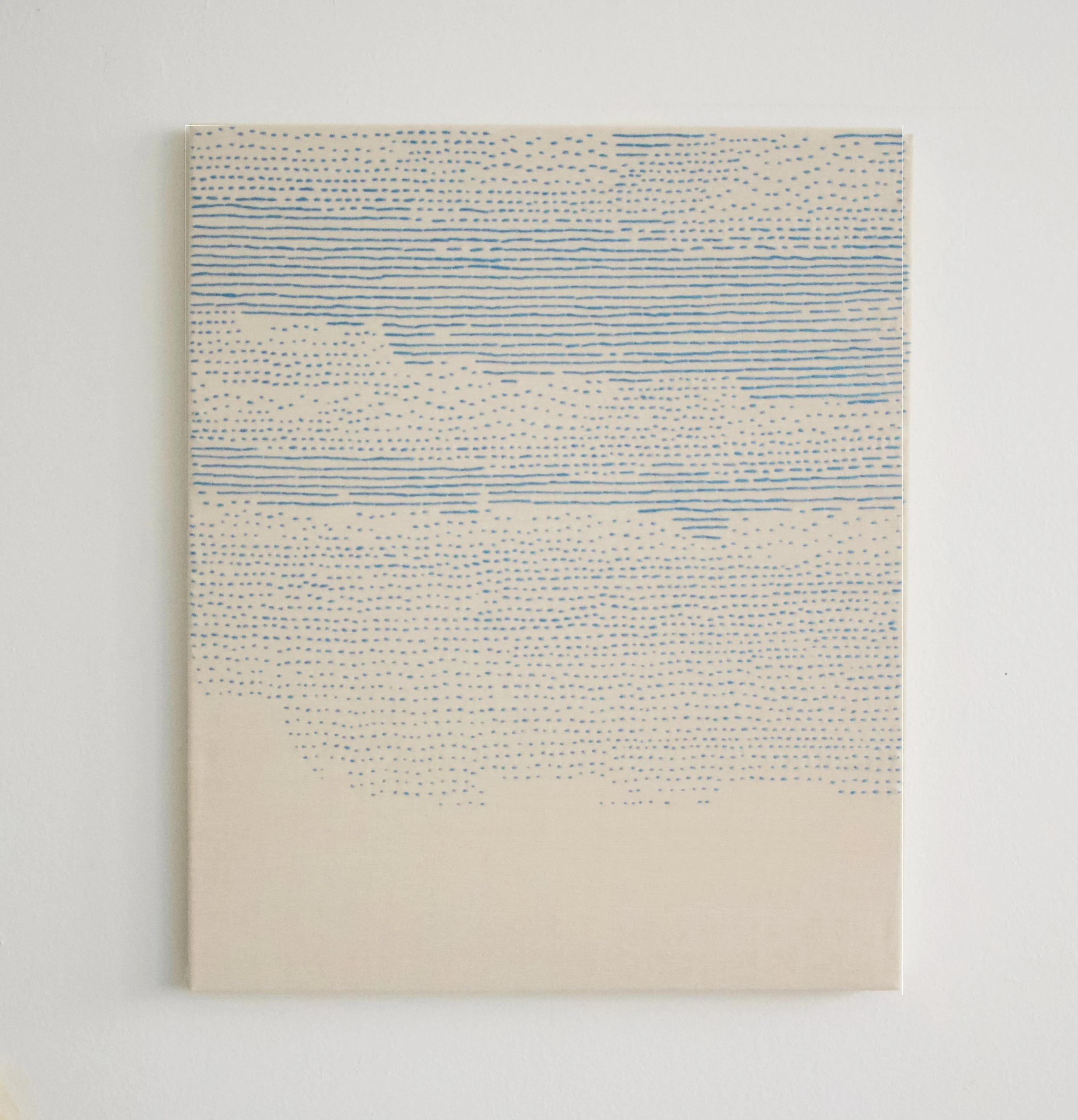 Abstraktes Kunstwerk mit blauen Linien und Punkten auf weißem Hintergrund, vertikal ausgerichtet.