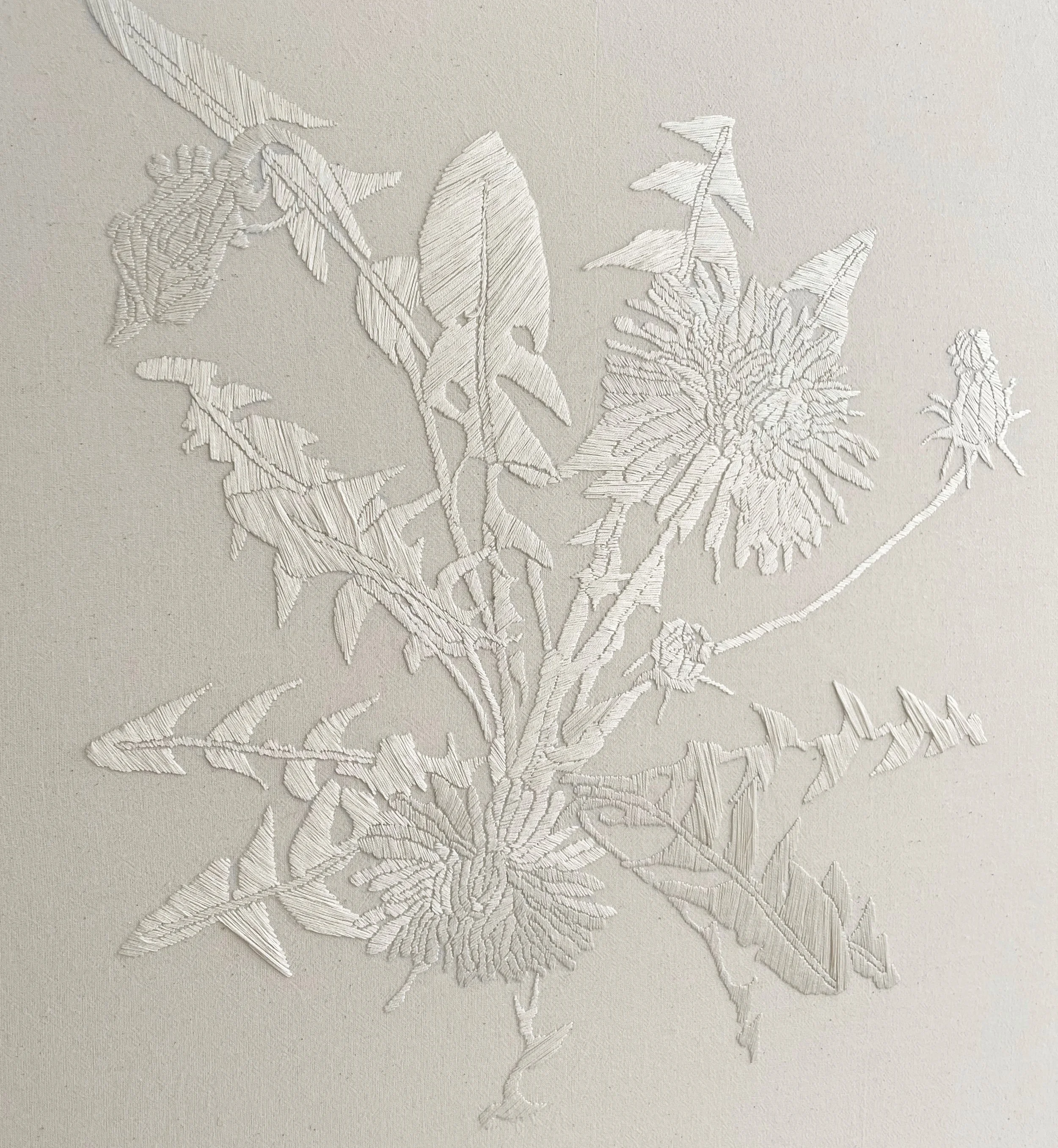 Embossed Illustration einer Pflanzenblume mit Blättern und Blüten auf cremefarbenem Hintergrund.