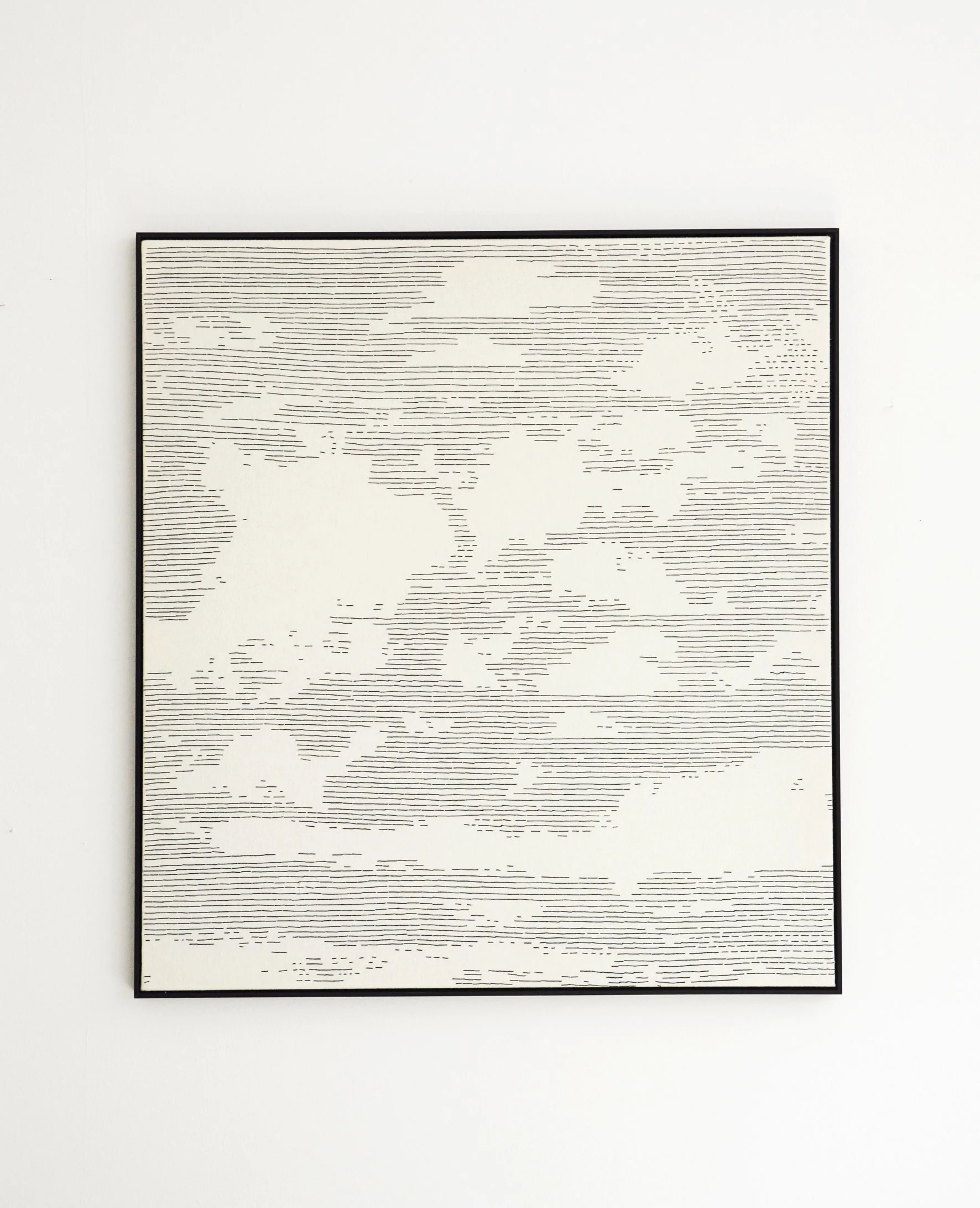 Schwarz-weiß Kunstwerk mit Linienzeichnung eines Wolkenhimmels mit Wolken, in einem schwarzen Rahmen, an einer weißen Wand