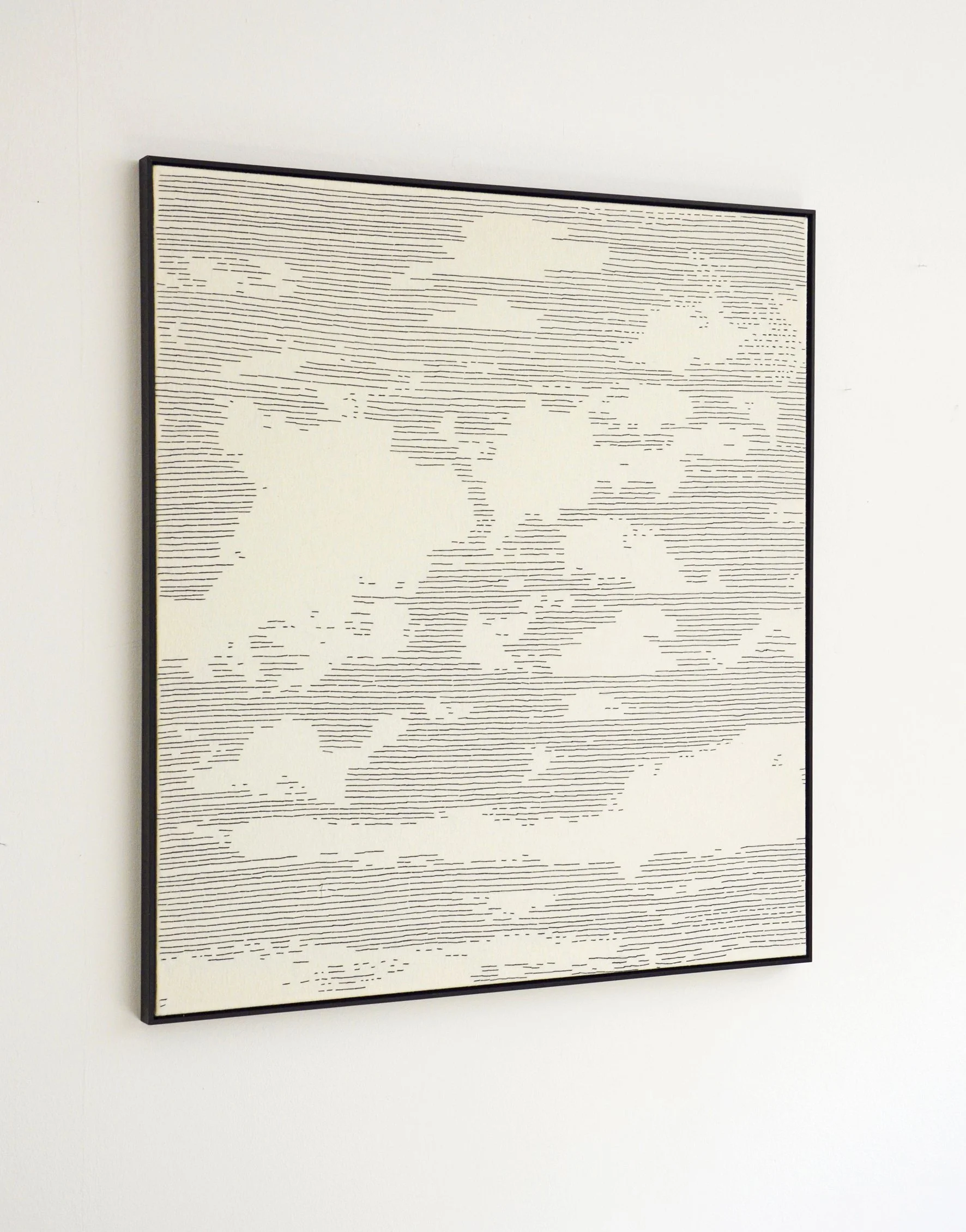 Abstrakte Kunstwerk mit Linien und Formationen, gerahmt an einer weißen Wand.