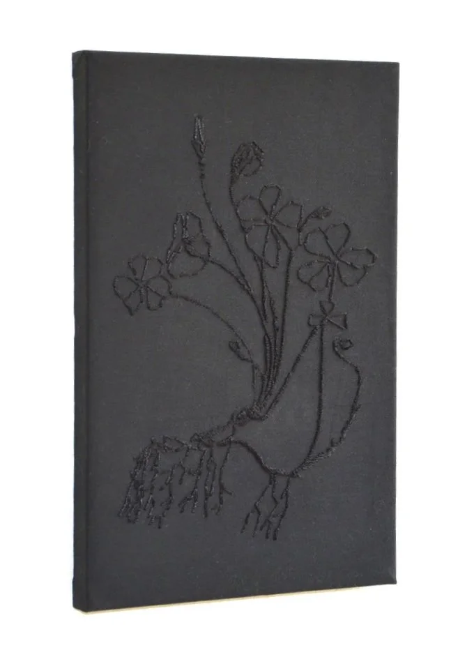 Gemeiner Sauerklee - Handstickerei auf schwarzer Baumwolle, 34 x 32 cm, 2017