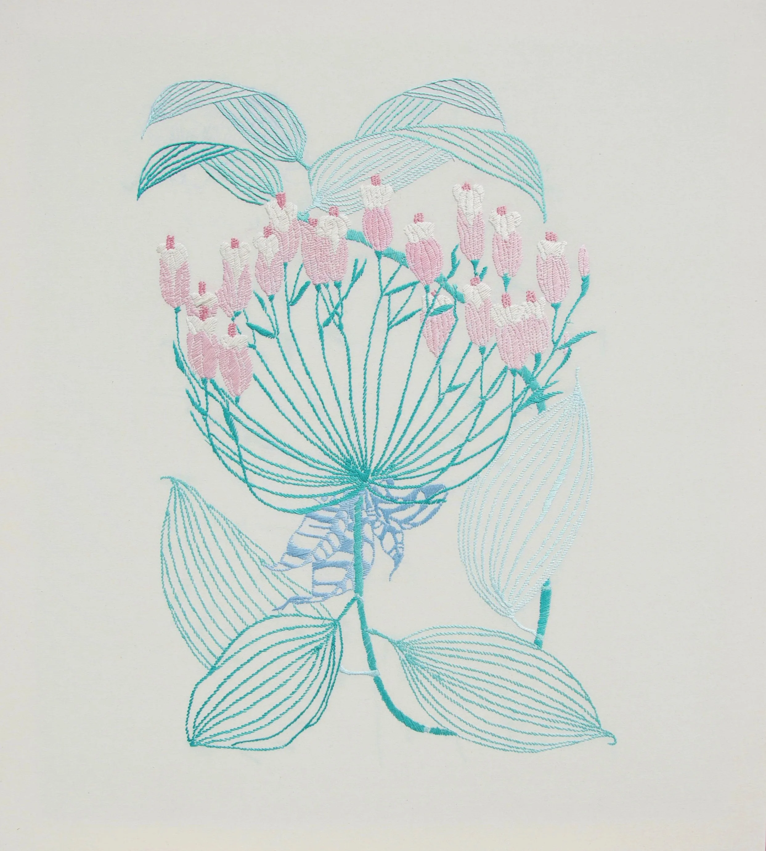 Ein aufwendig gesticktes Blumenmotiv, das eine große, zentrale Blüte mit pinkfarbenen Blütenknospen, umgeben von blauen und weißen Blättern zeigt.