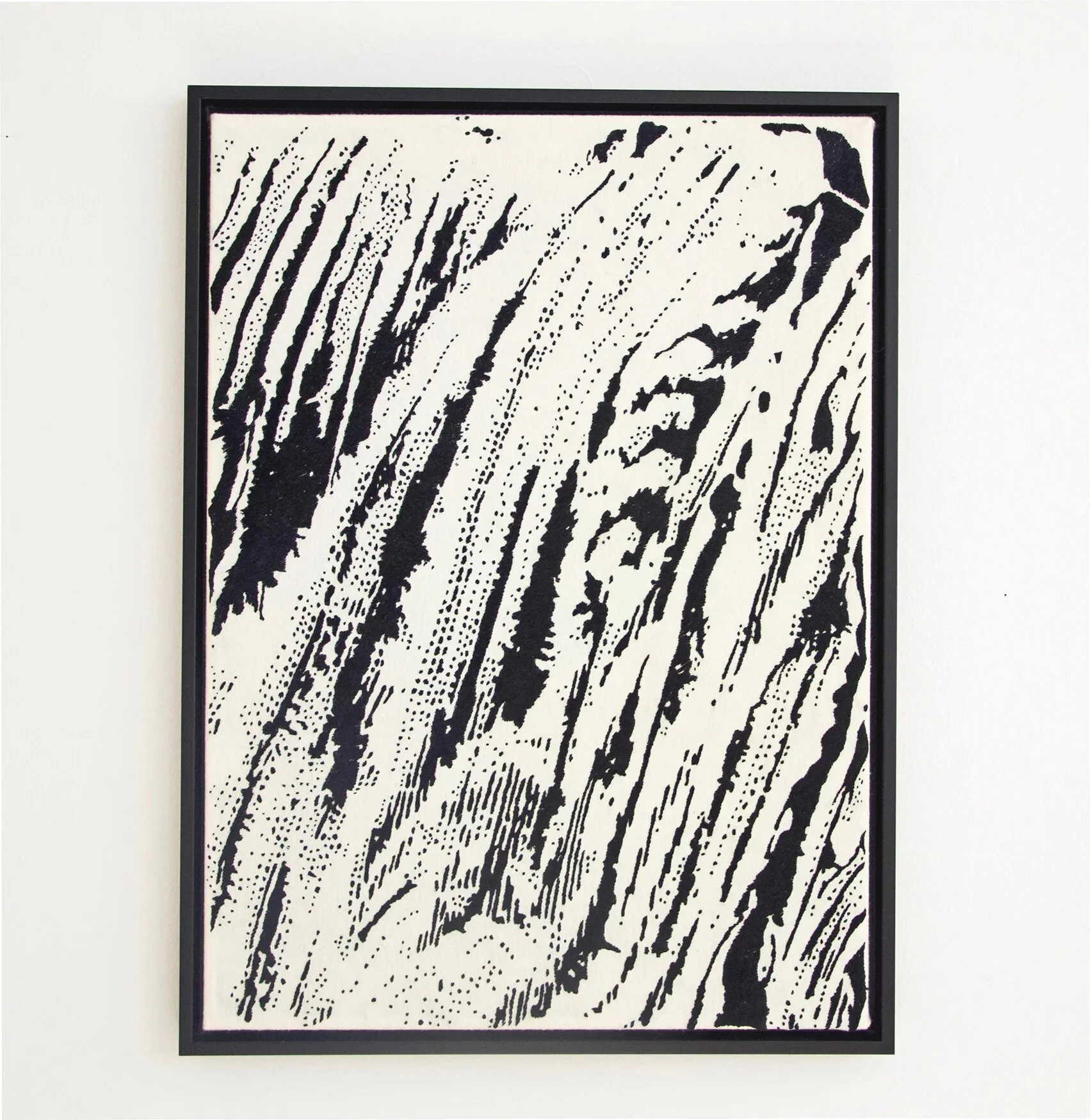 Schwarz-weiße Kunstwerk mit abstrahierten Linien und Punkten, gerahmt, an weißer Wand