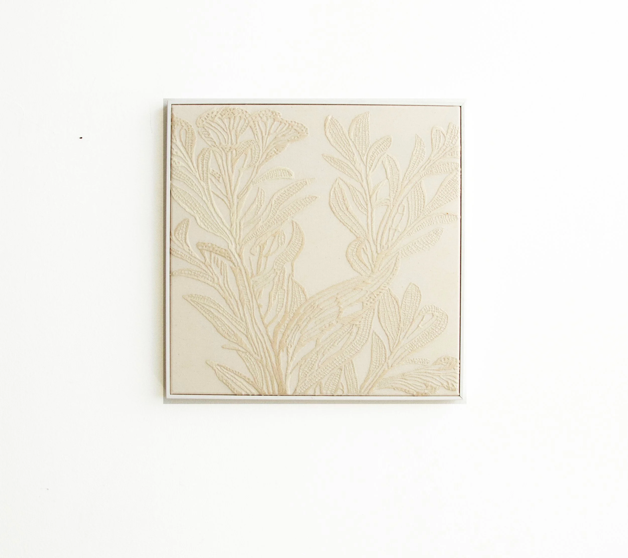 Manipulated plant II - Handstickerei auf Nessel, 42 × 42 cm, 2024