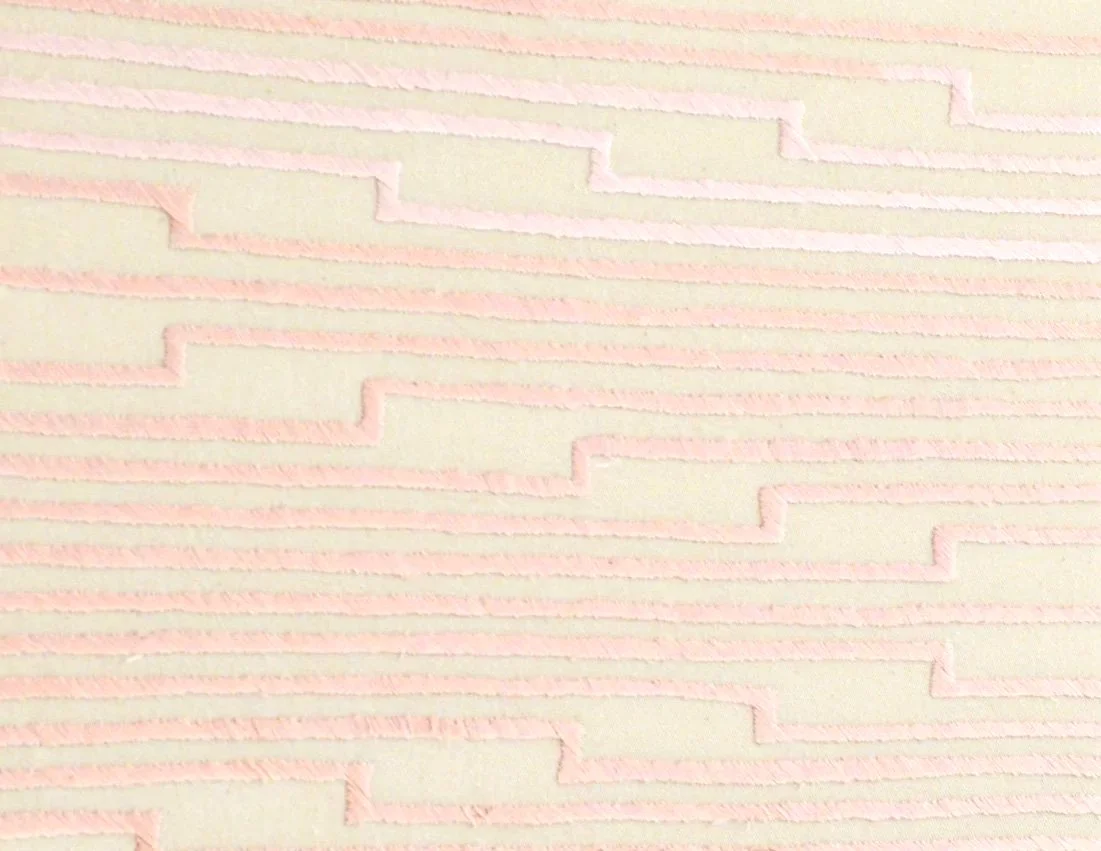 Eine helle Wand mit einer Muster aus horizontalen, gesteppten Linien in rosa und beige.