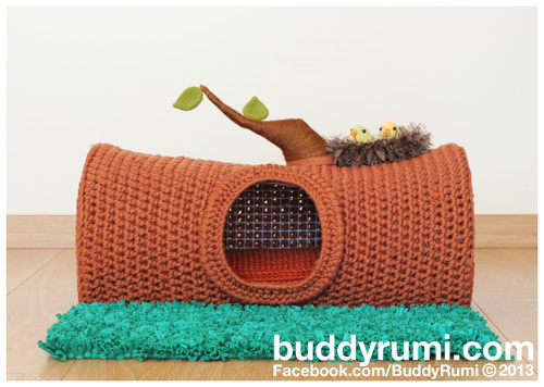Amigurumi crochet cat house in the shape of a tree trunk with two little birds for neighbours! #buddyrumi #crochet #amigurumi #crochetpattern #cathouse #catbed #amigurumipattern #crochetcatbed #crochetcatcave #chunkycrochet #tshirtyarn #petbed #crcohetcatproject #pethouse #crochetcatnest