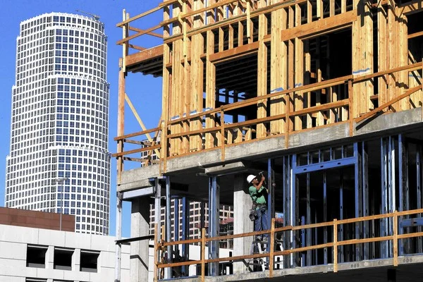 A 281-unit apartment and retail complex is under construction along Olympic Boulevard and Hill Street in downtown Los Angeles. (Mark Boster, Los Angeles Times)