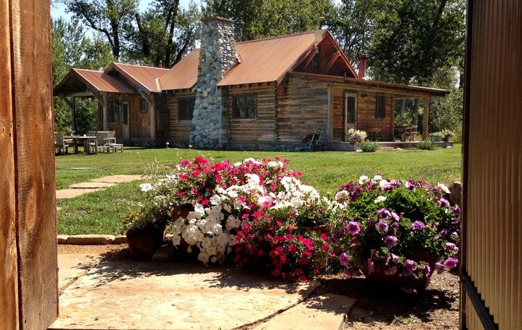 cottonwood_preserve_exterior+flowers.jpg