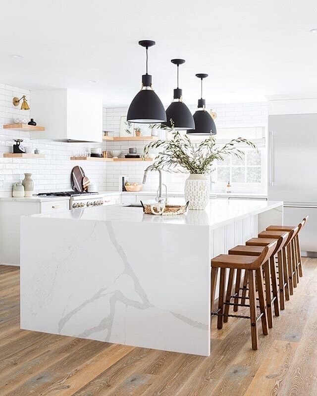 &bull; Rustic hardwood floors paired with a waterfall, marble kitchen island + a trio of black pendant lights all make the perfect combo for this bright white space. &bull; #😍⠀
⠀
Design : @lindseybrookedesign ⠀
📸 : @amybartlam ⠀
⠀
⠀⠀⠀
⠀⠀⠀⠀⠀⠀⠀
⠀⠀⠀⠀⠀