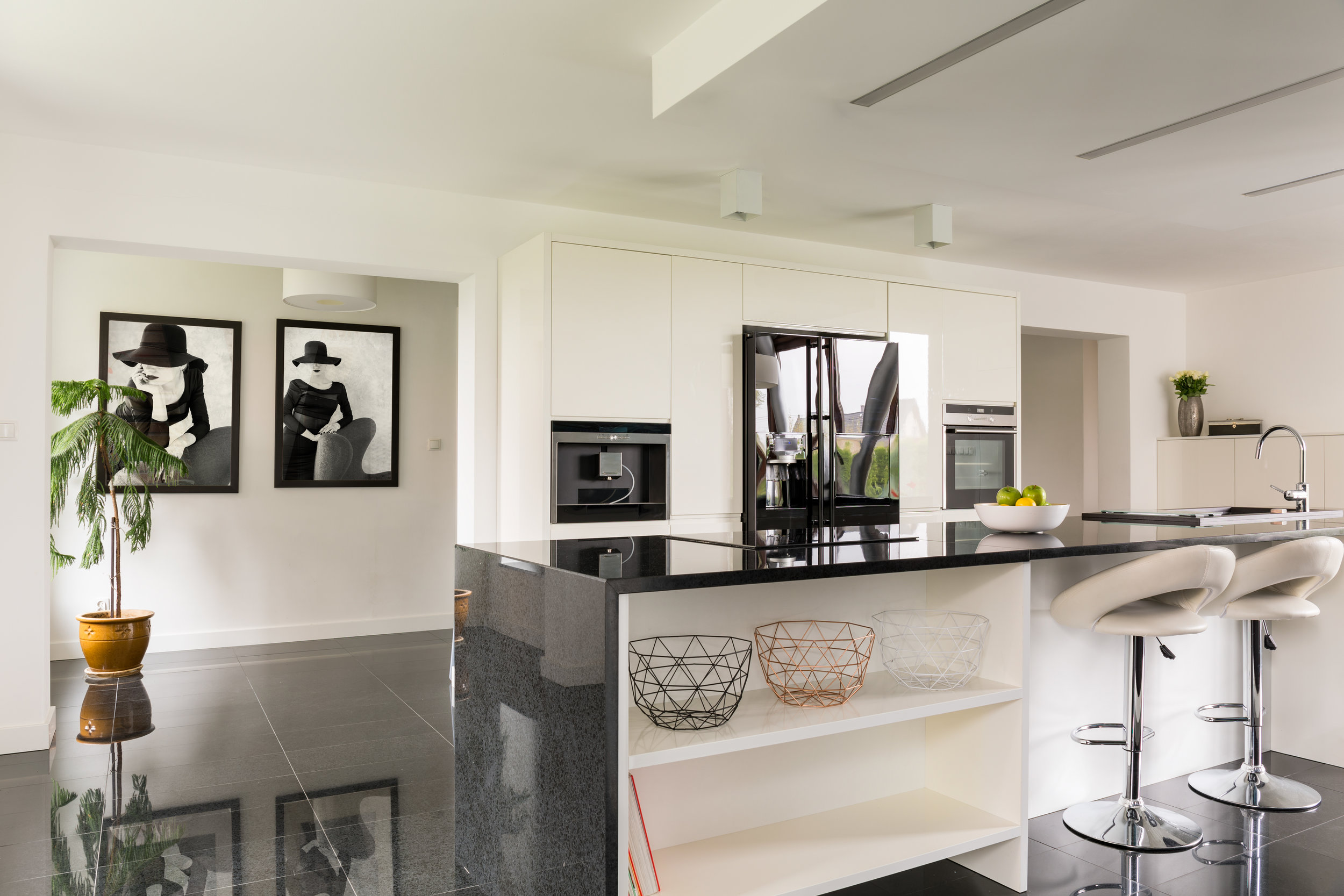 villa-interior-with-open-kitchen-PRBUUPX.jpg