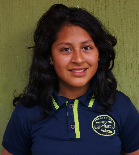 Maibely Santos: Es una joven tímida pero muy inteligente, le gusta bailar, le gusta el futbol y le encanta ayudar con los niños pequeños de la escuela.