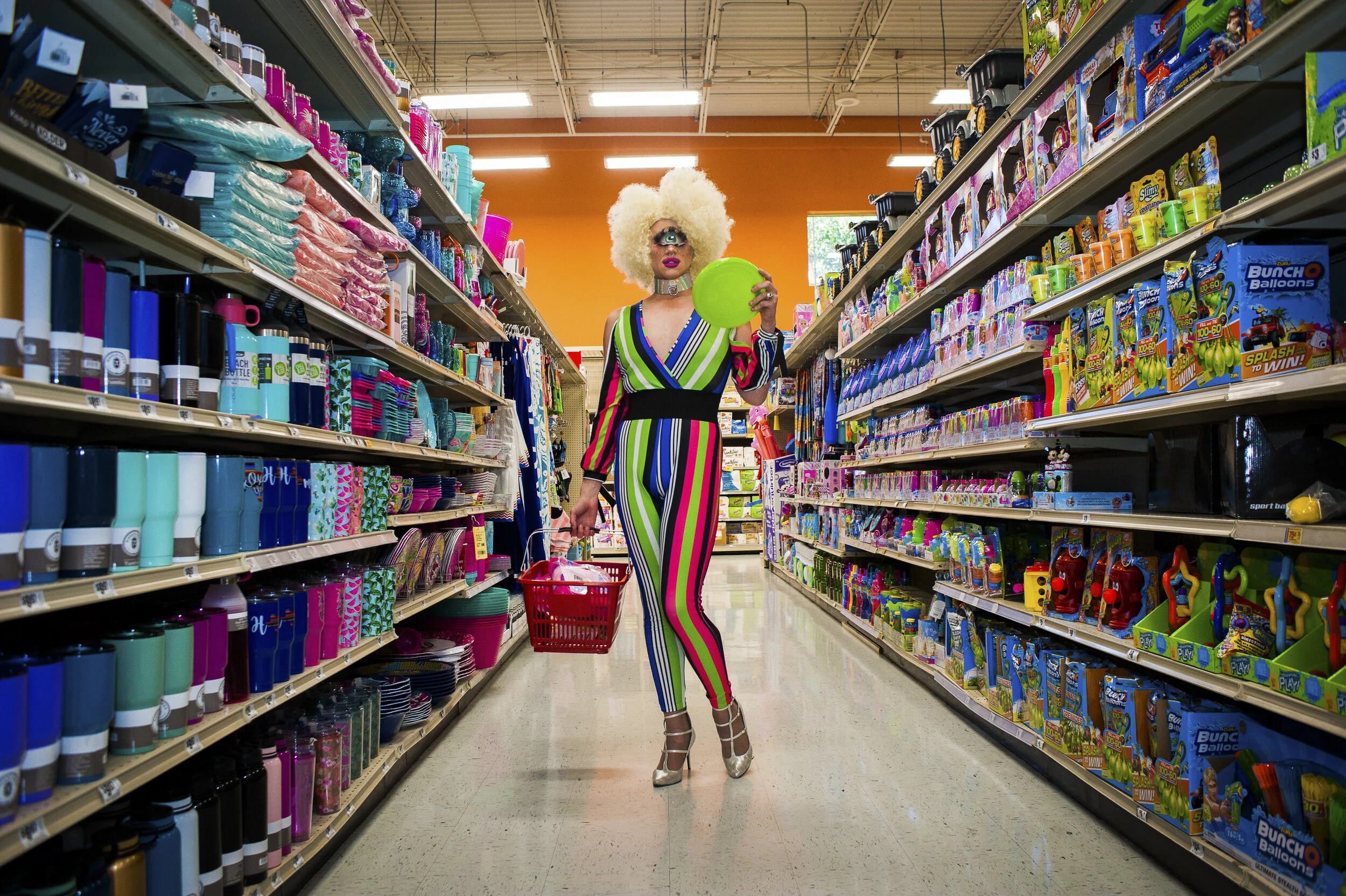  Girls Gotta Eat - Finding A Frisbee - Liz Dexia 
