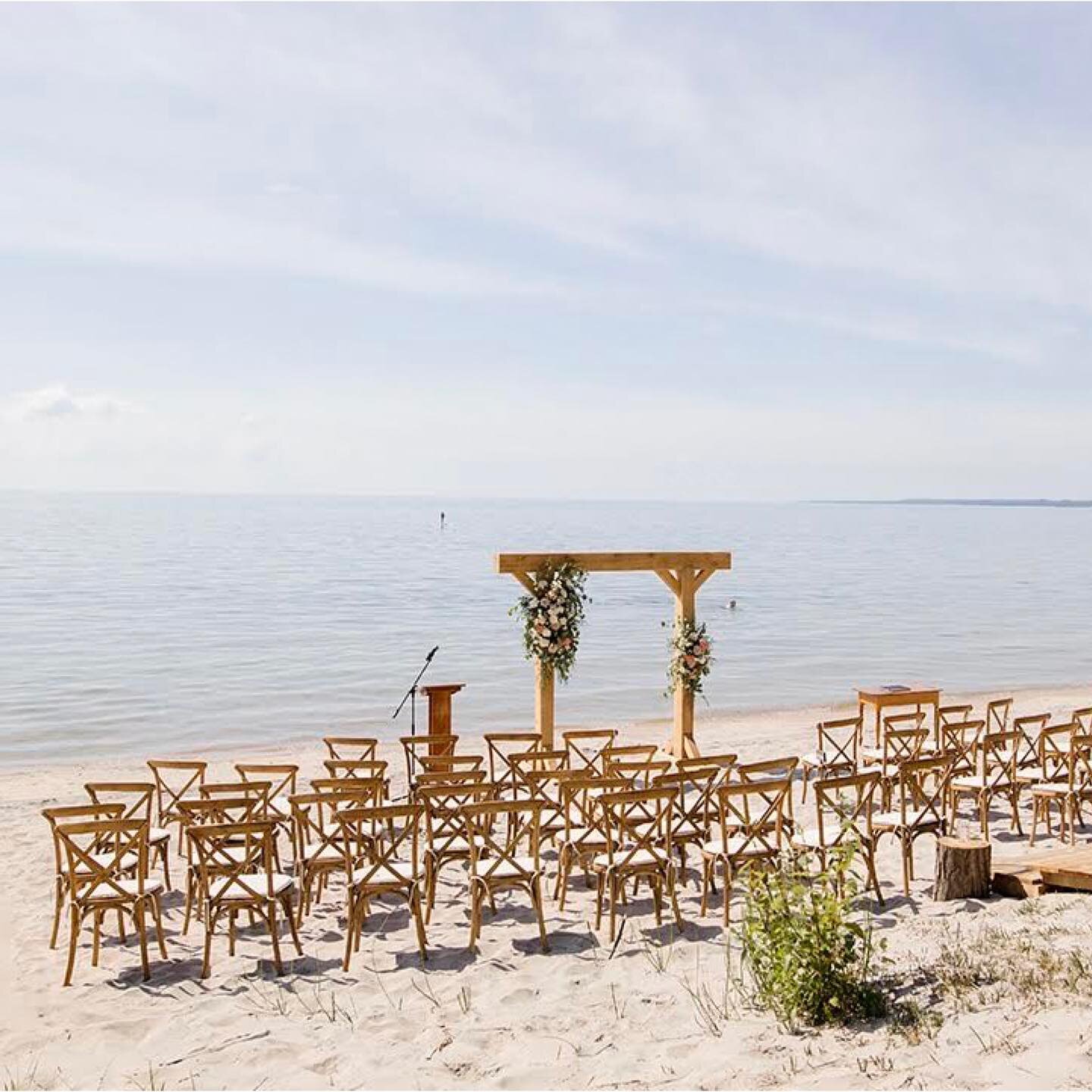 Over here editing the weekend away &amp; reliving all the beachy wedding vibes from Briana + Brodie&rsquo;s lakeside ceremony. Summer, where did you go?!

#aaronandtaraphotography #beachwedding #weddingphotography #weddingceremony #beachvibes #beachc