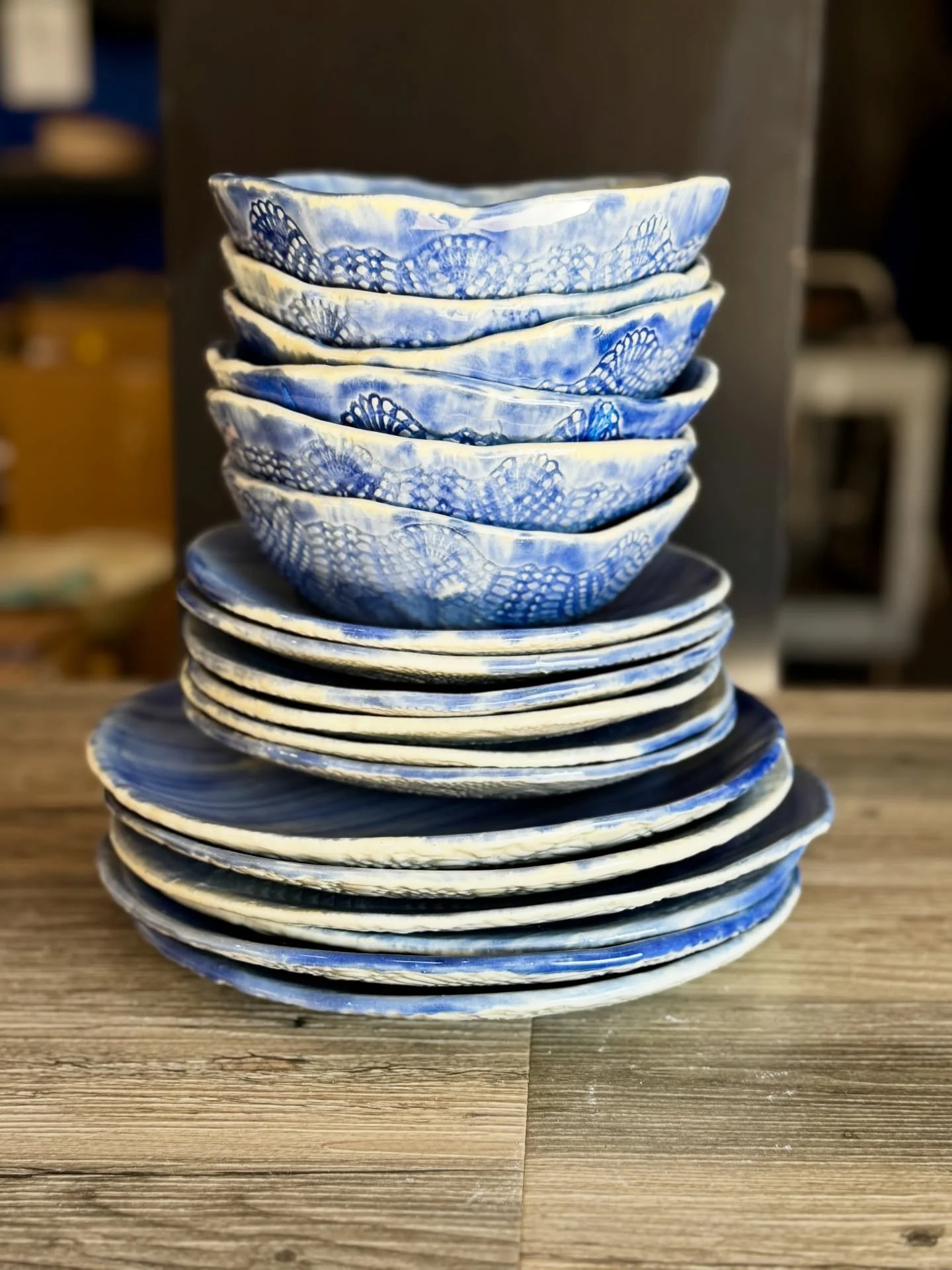 Timeless white and blue and ready to ship!! Set for 6 🥰#timeless #moderninteriordesign #whiteandblue #blueandwhitechina #gorgeoustable #giftguide #bluedoorceramics #shopsmallbusinesses