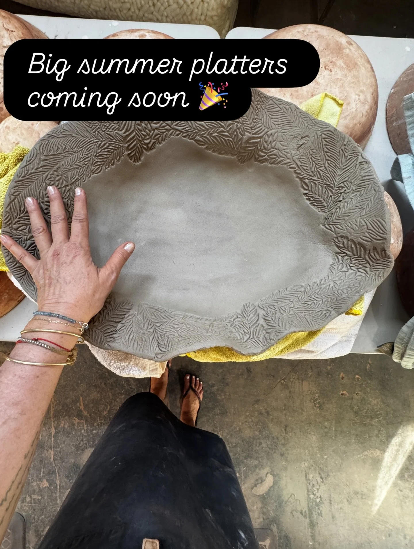 I&rsquo;ve been having s lot of fun this week making big platters and big bowls for spring/summer gatherings !  Do you like to entertain family and friends ? #bigplatters #summervibes☀️ #alfrescodinners #entertainment #centerpiecebowl