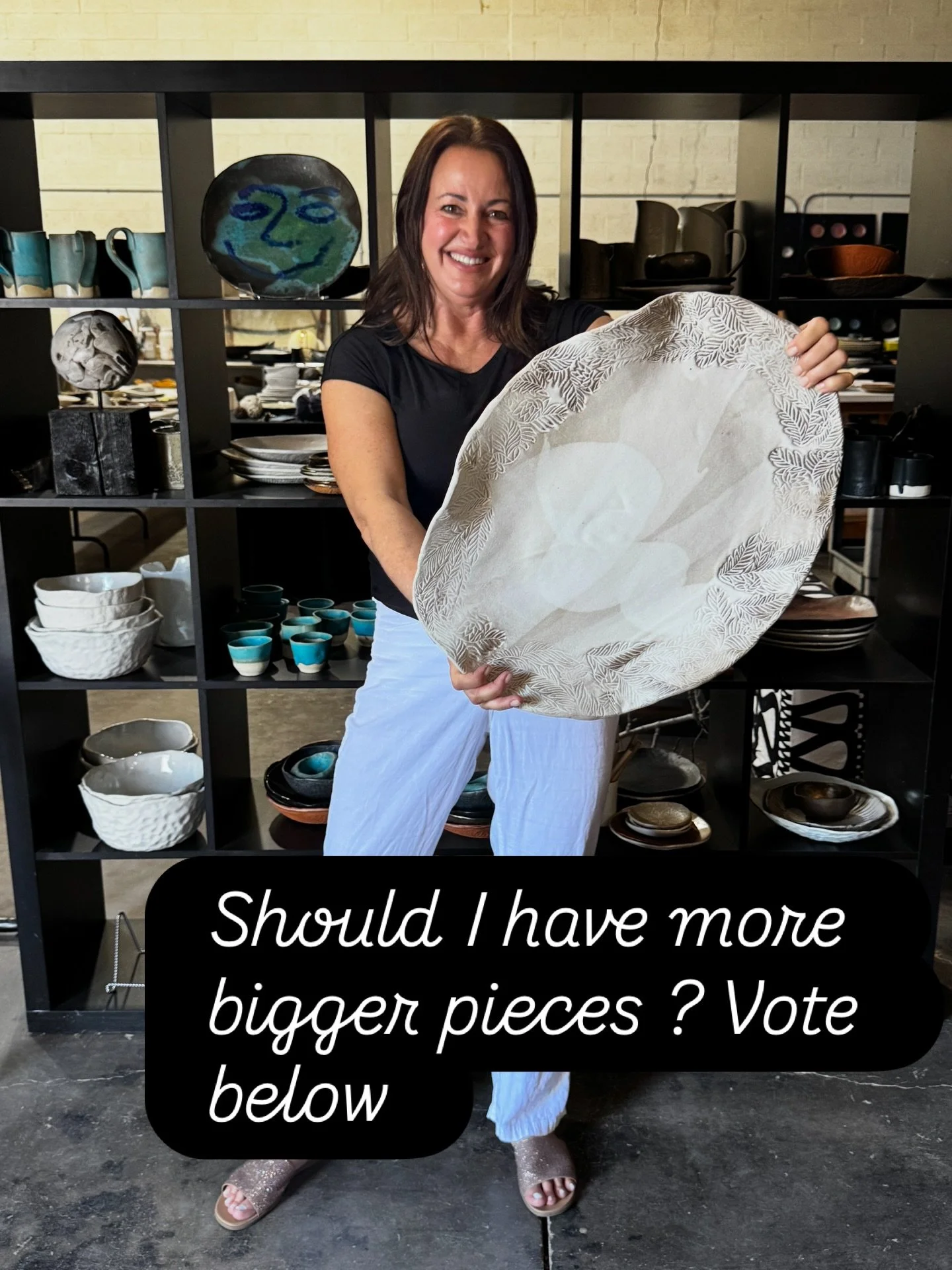 Do you think I should have more bigger pieces ? #luxuryhomedecor #centerpieces #michelinplates #artistsofinstagram #interiordesign