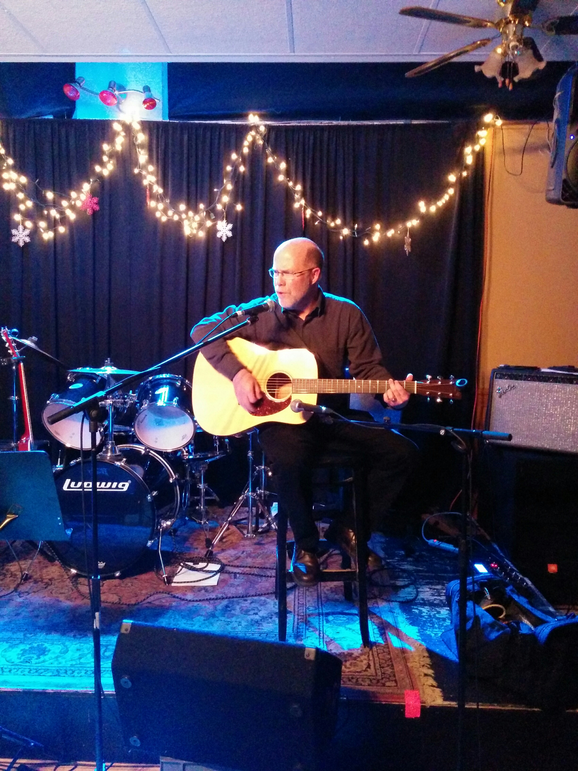 Alex Moir kicks things off with his sweet Martin acoustic guitar