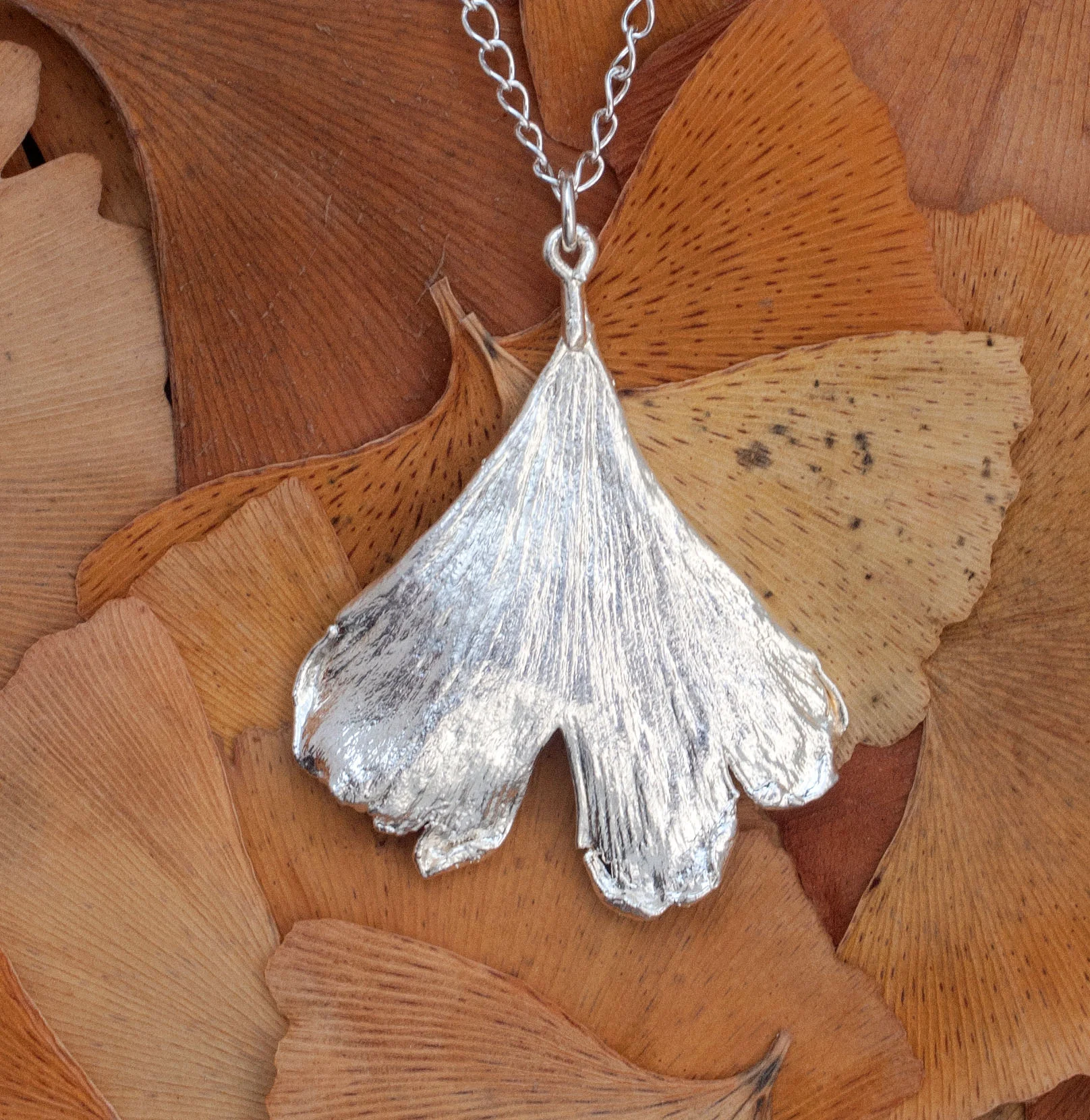 How to photograph silvery jewellery with natural light 2 - 