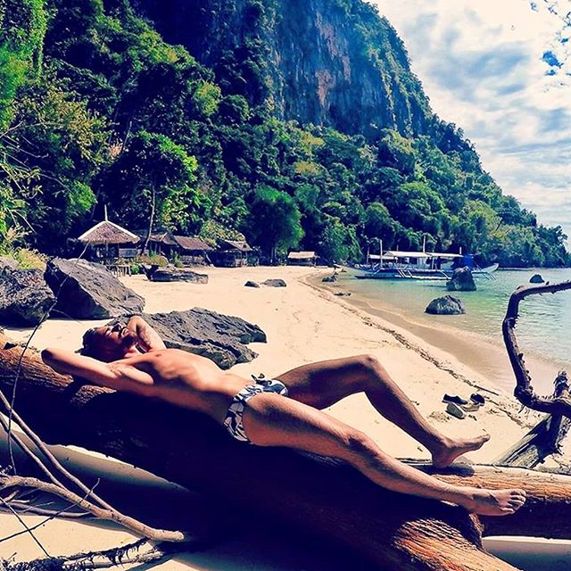 WHAT A VIEW! 
@pee_rubio looking SUPERB on the Philippine shores wearing his #Holasbeachwear. 
Have you got yours?
&iexcl;QUE VISTAS! 
@pee_rubio luce MAGN&Iacute;FICO a las orillas de la Isla Filipina con su @Holasbeachwear.
&iquest;Tienes el tuyo?

