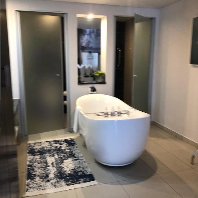 Suite Bathroom © Flyga Twiga™ LLC.jpg