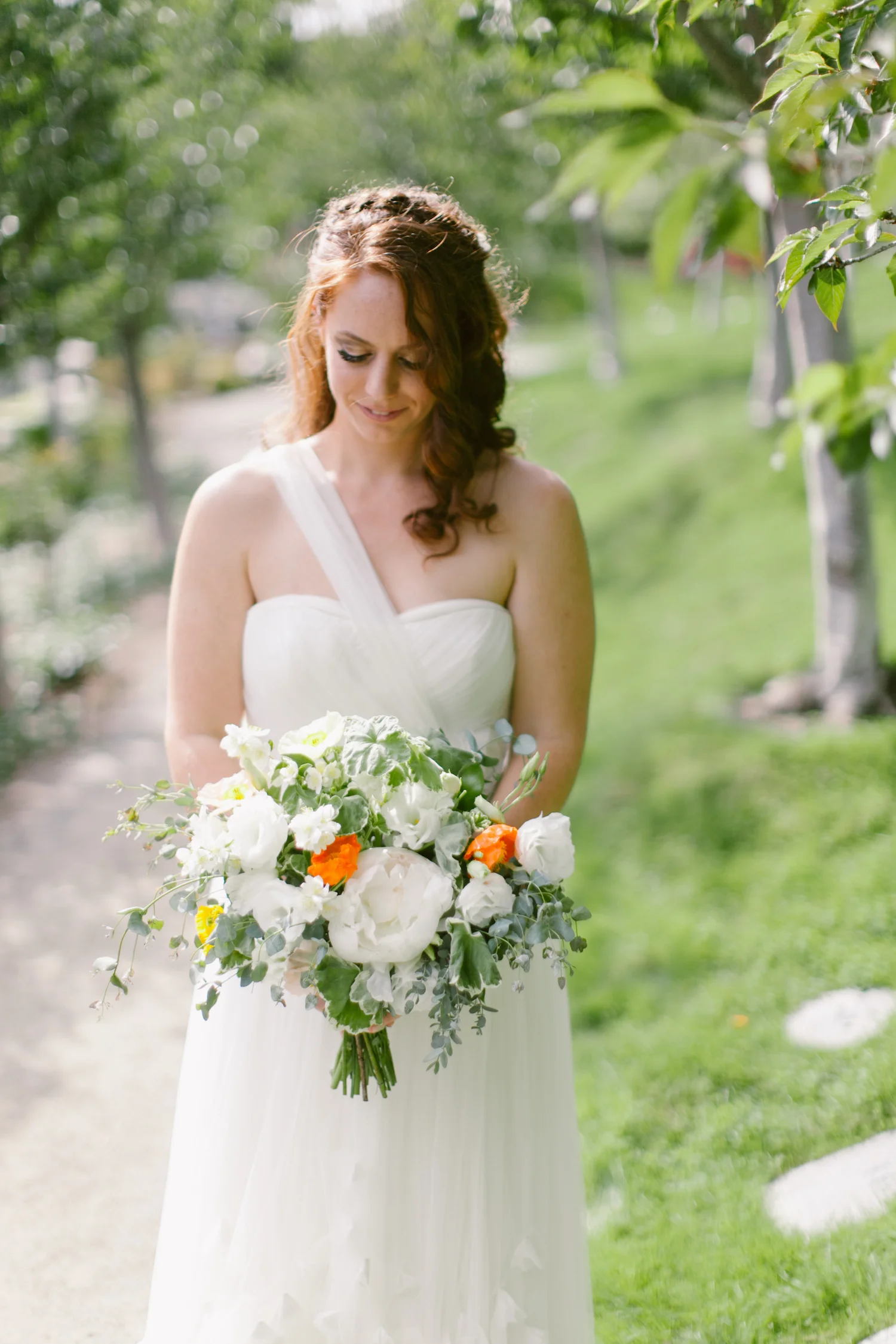 White & citrus bridal bouquet for a raging garden party by San Diego wedding florist, Compass Floral.
