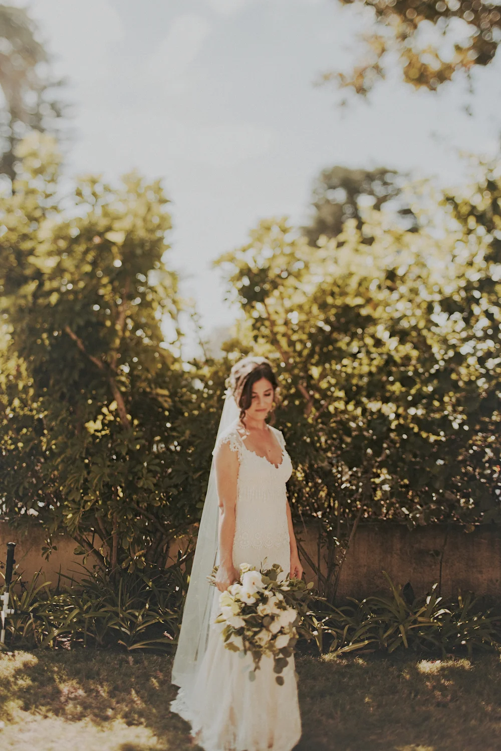 Neutral wedding florals by San Diego wedding florist, Compass Floral.
