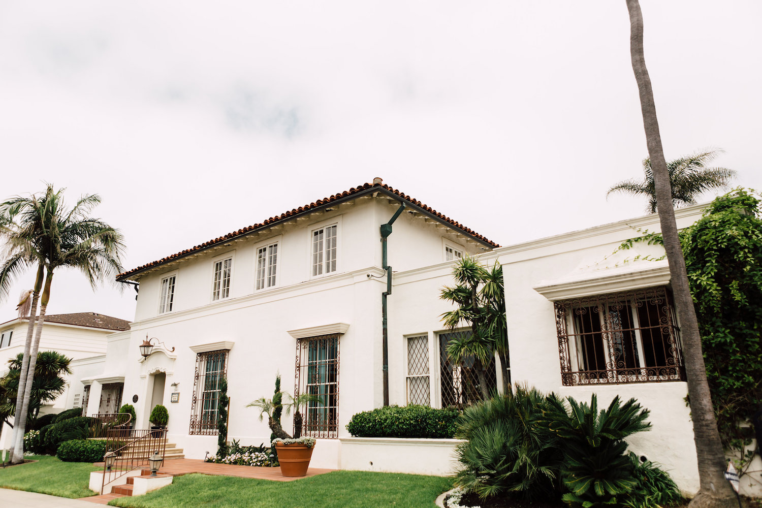 Classic, modern jewel tone wedding by Compass Floral. Venue: The Darlington House, La Jolla. Photographer: Plum & Oak