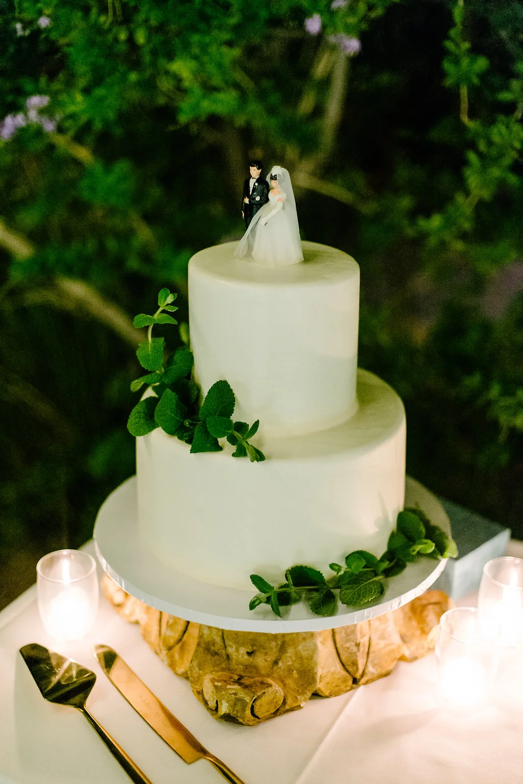 Simple white wedding cake with greenery | Colony Palms Weddings | Compass Floral | Wedding Florist in San Diego and Southern California | John Schnack Photography