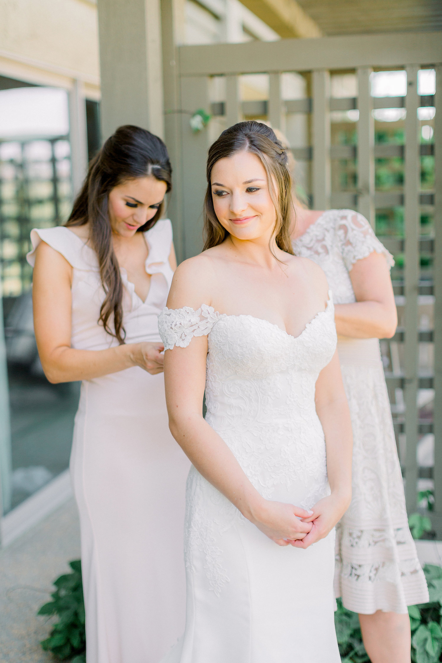 Bride getting ready photos | Temecula Creek Inn | Compass Floral | Wedding Florist in San Diego and Southern California | Pauline Conway Photography