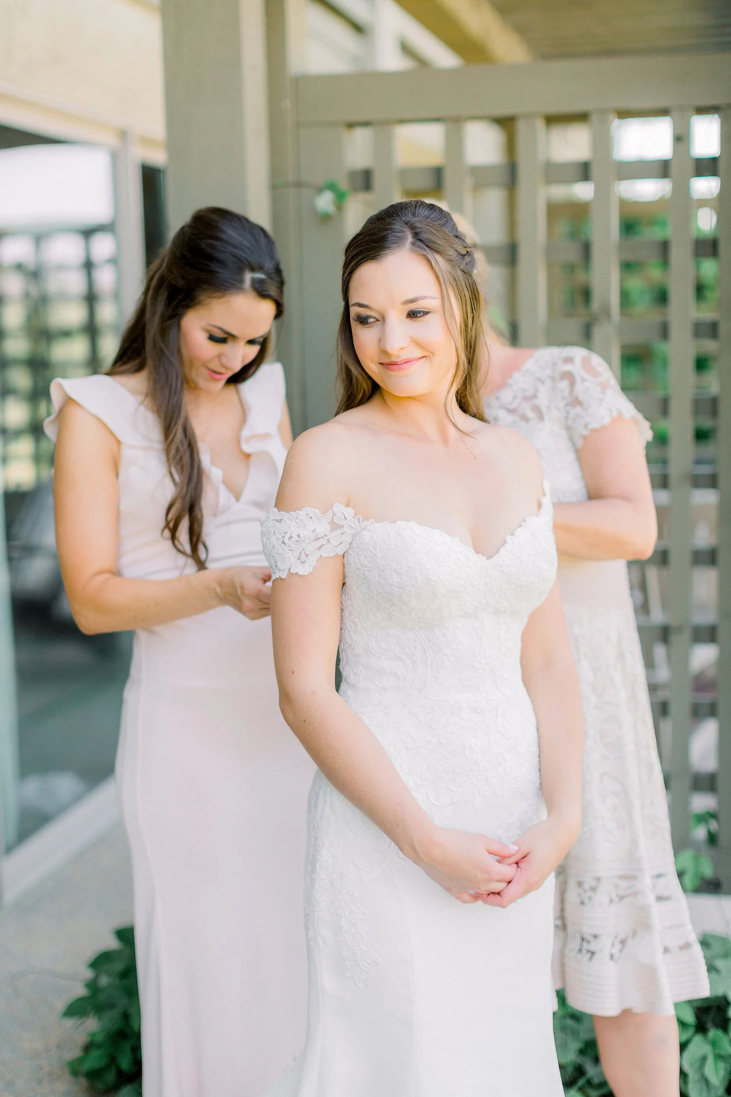 Bride getting ready photos | Temecula Creek Inn | Compass Floral | Wedding Florist in San Diego and Southern California | Pauline Conway Photography