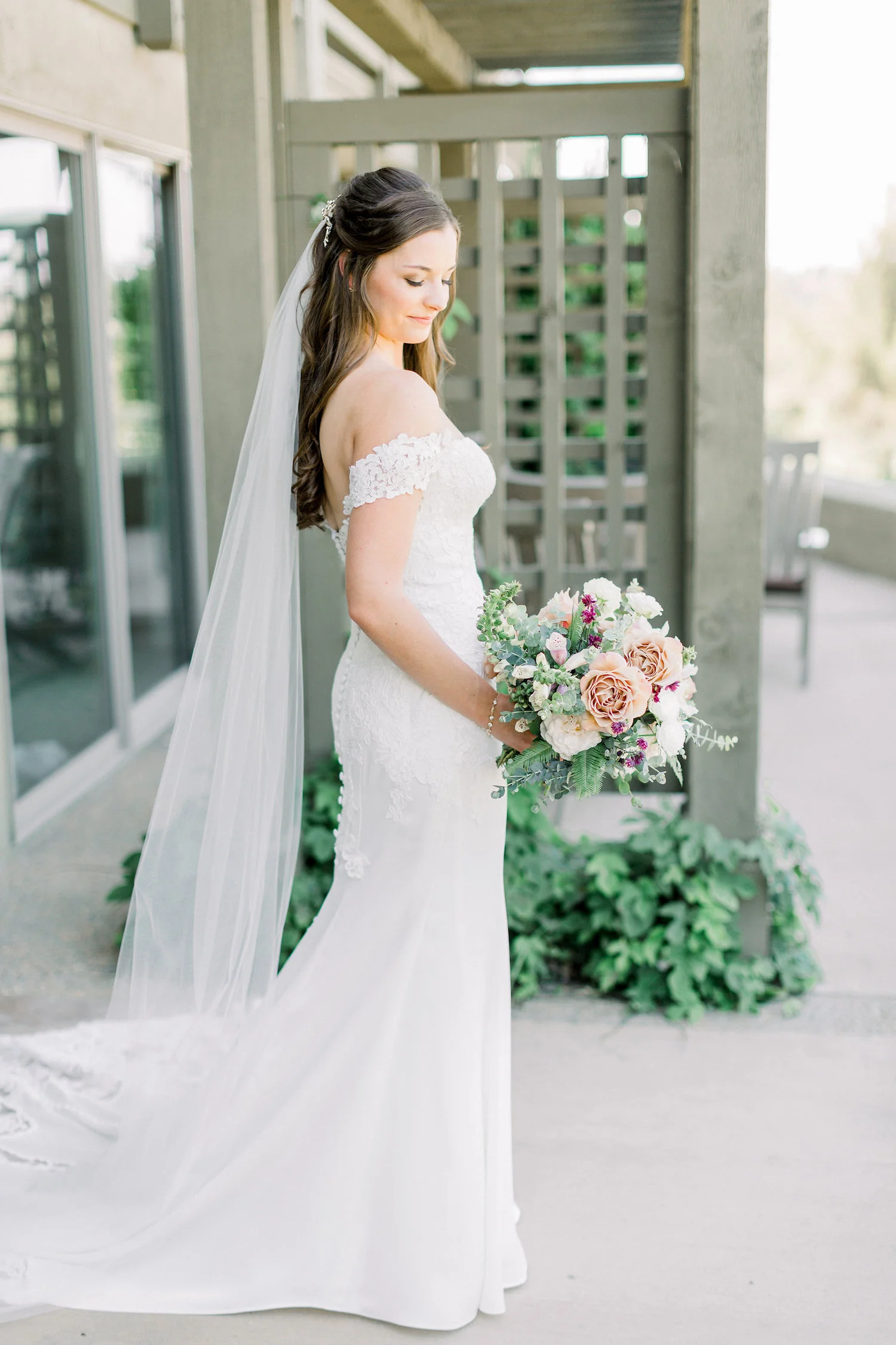 Elegant bridal portrait | Temecula Creek Inn | Compass Floral | Wedding Florist in San Diego and Southern California | Pauline Conway Photography