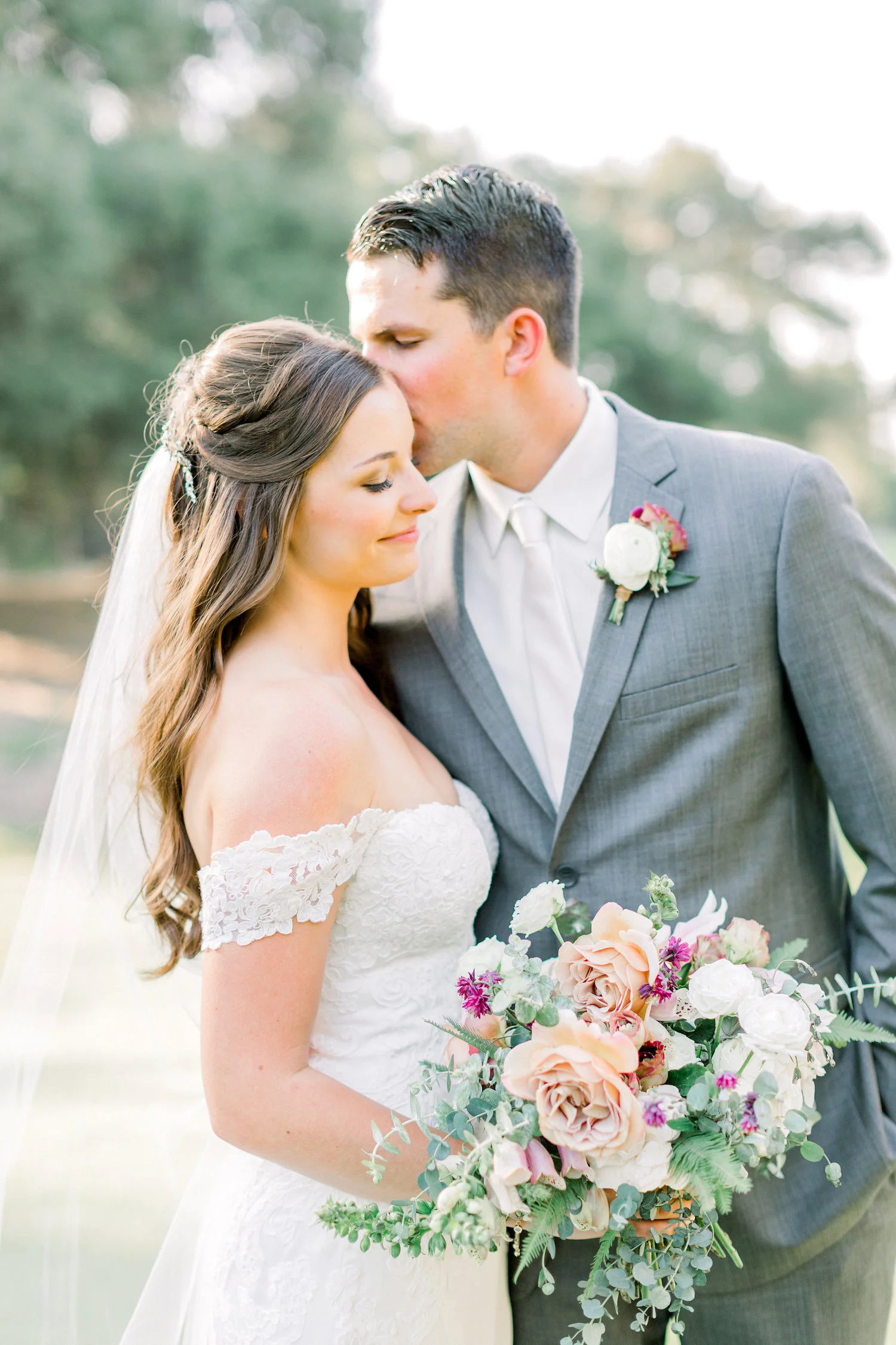 Dusty rose, blush and light green bridal bouquet | Temecula Creek Inn | Compass Floral | Wedding Florist in San Diego and Southern California | Pauline Conway Photography