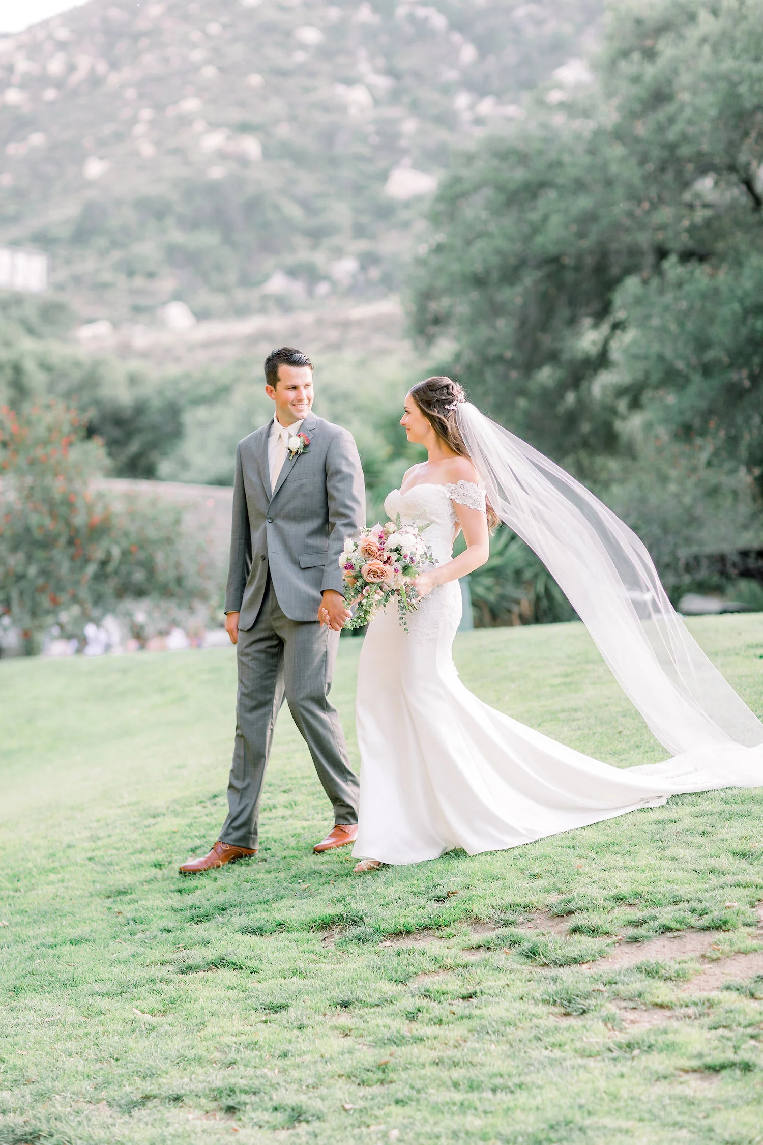 Outdoor wedding in San Diego | Temecula Creek Inn | Compass Floral | Wedding Florist in San Diego and Southern California | Pauline Conway Photography